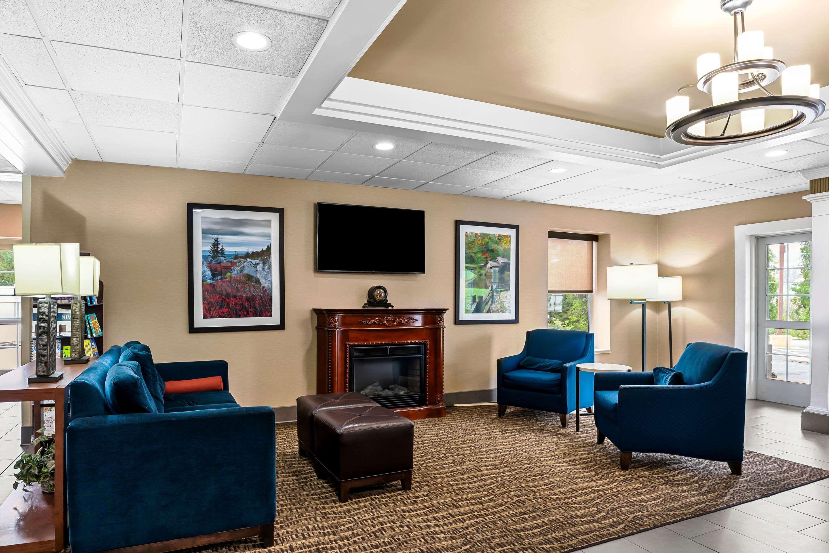 Vista Lobby Comfort Inn & Suites Staunton