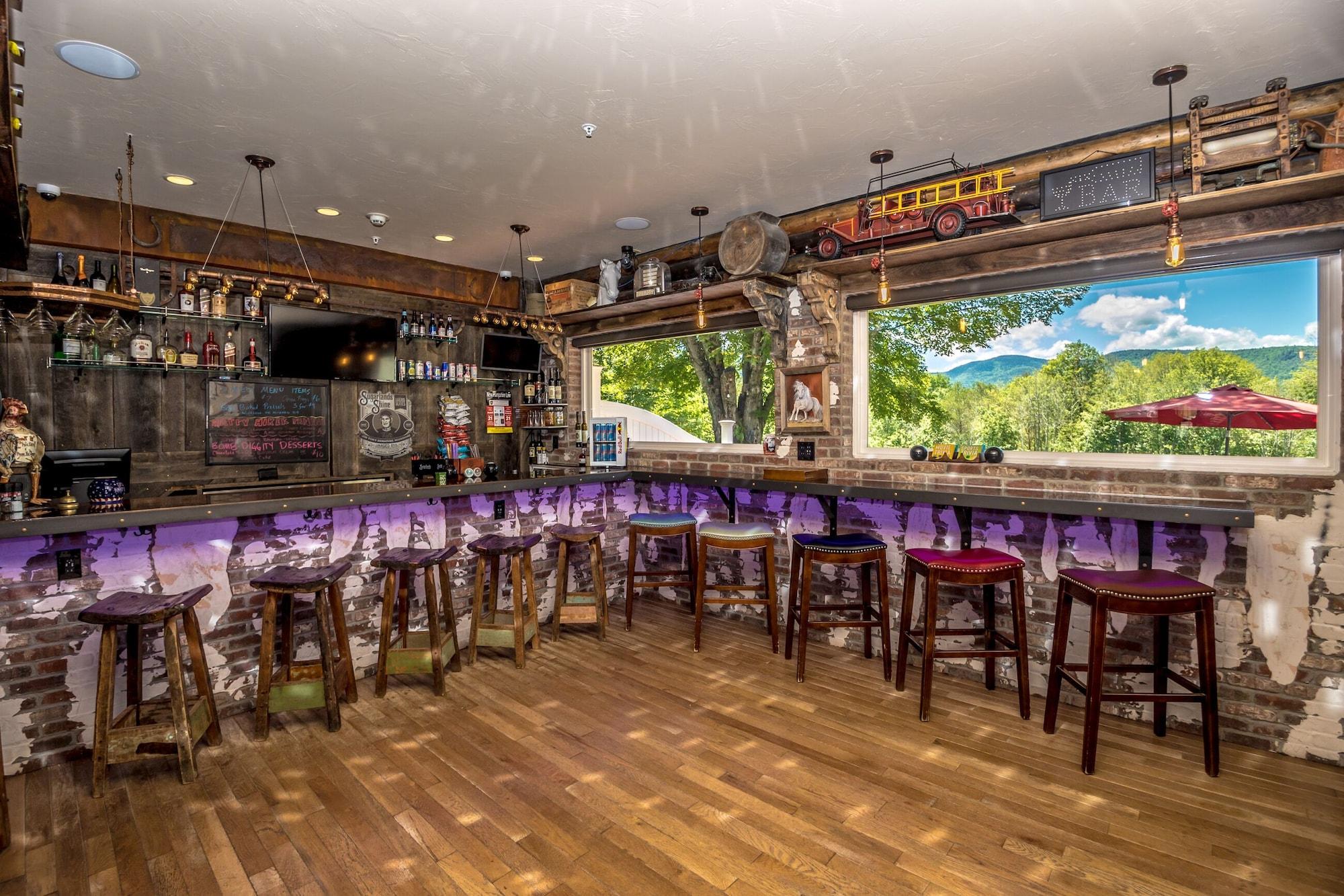 Bar/Salón Adventure Suites