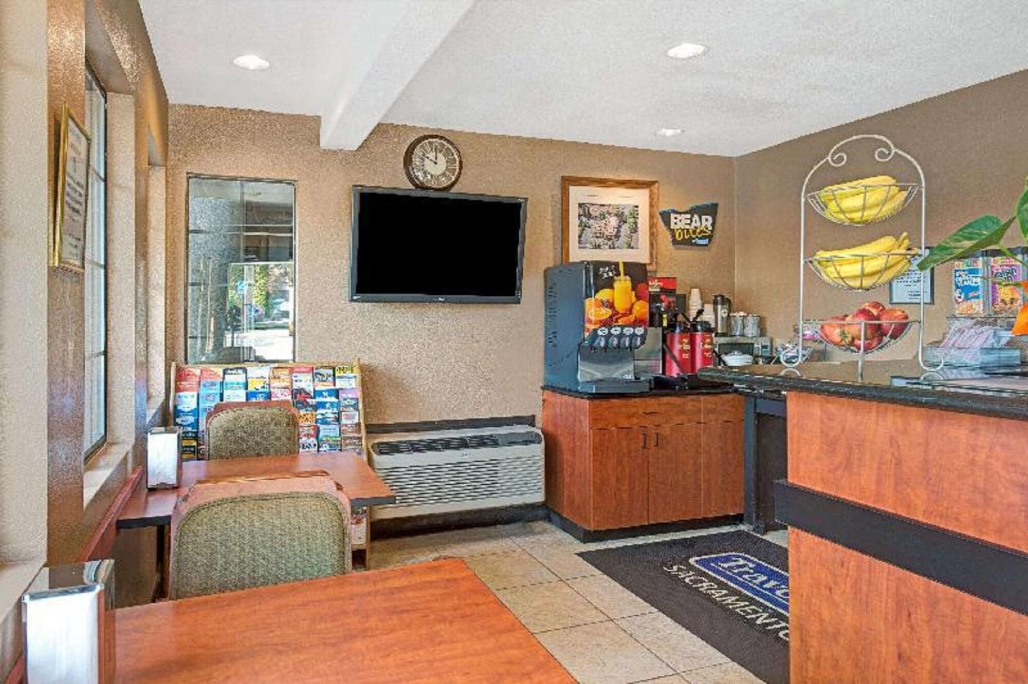 Vista Lobby Travelodge by Wyndham Sacramento / Rancho Cordova