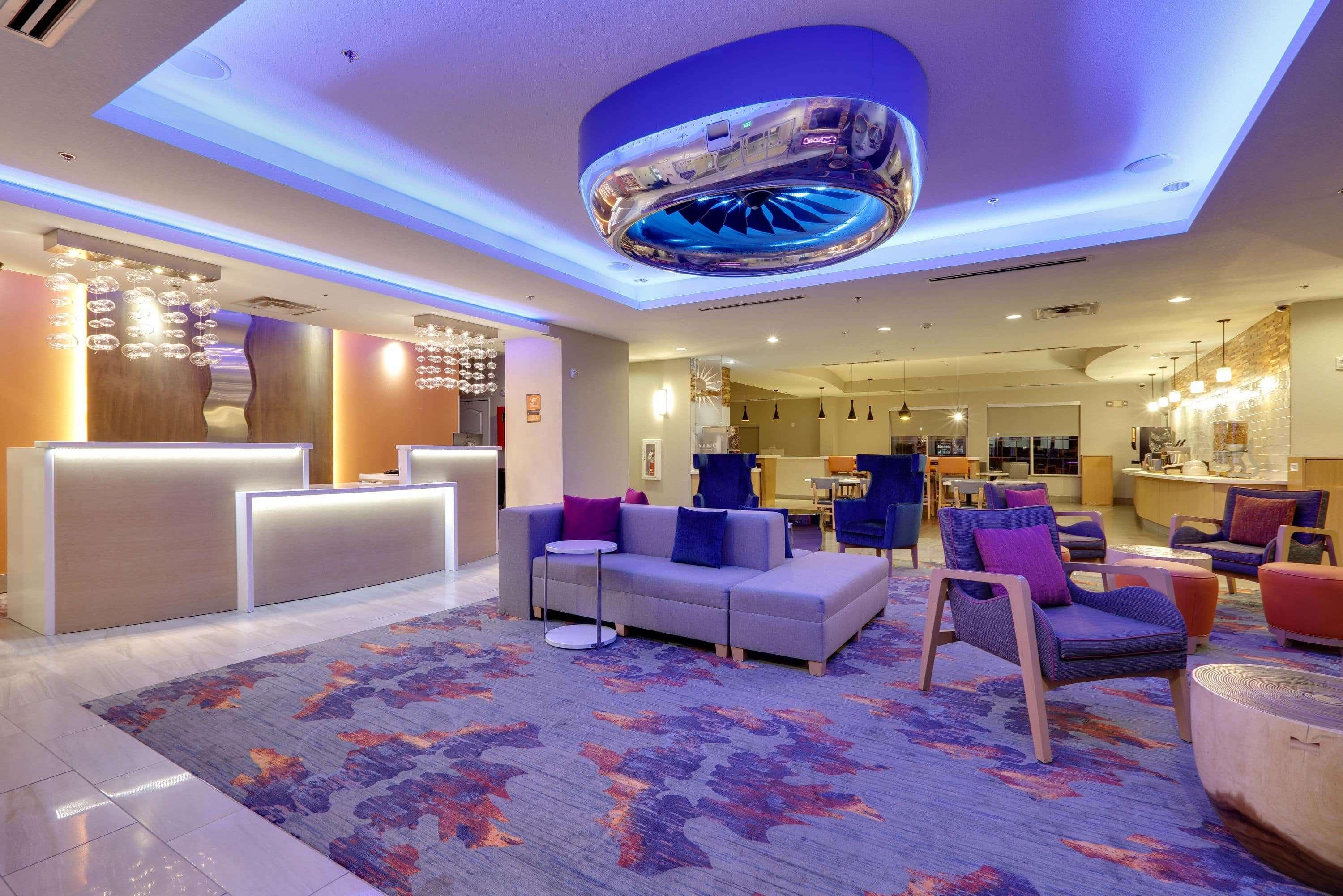 Vista Lobby La Quinta Inn & Suites by Wyndham Dallas Love Field