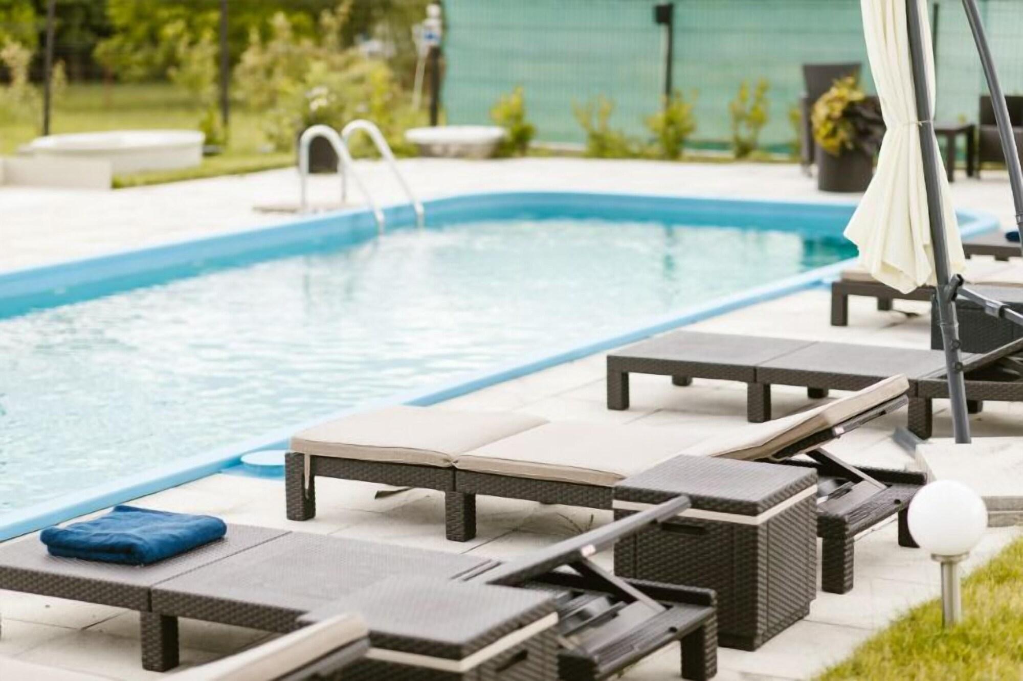 Vista Piscina HANUL CONITEI