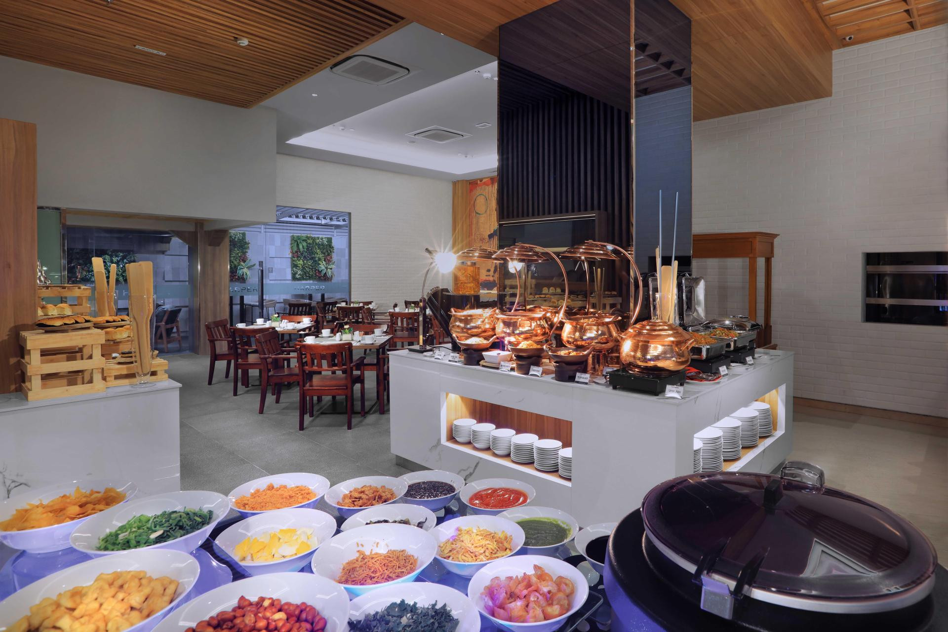 Restaurant Harper Wahid hasyim Medan by ASTON