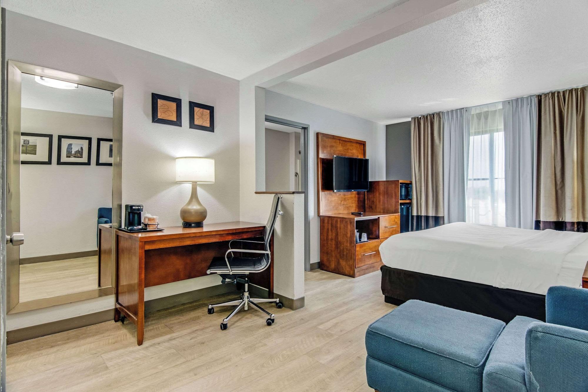 Habitación Comfort Suites near I-80 and I-94