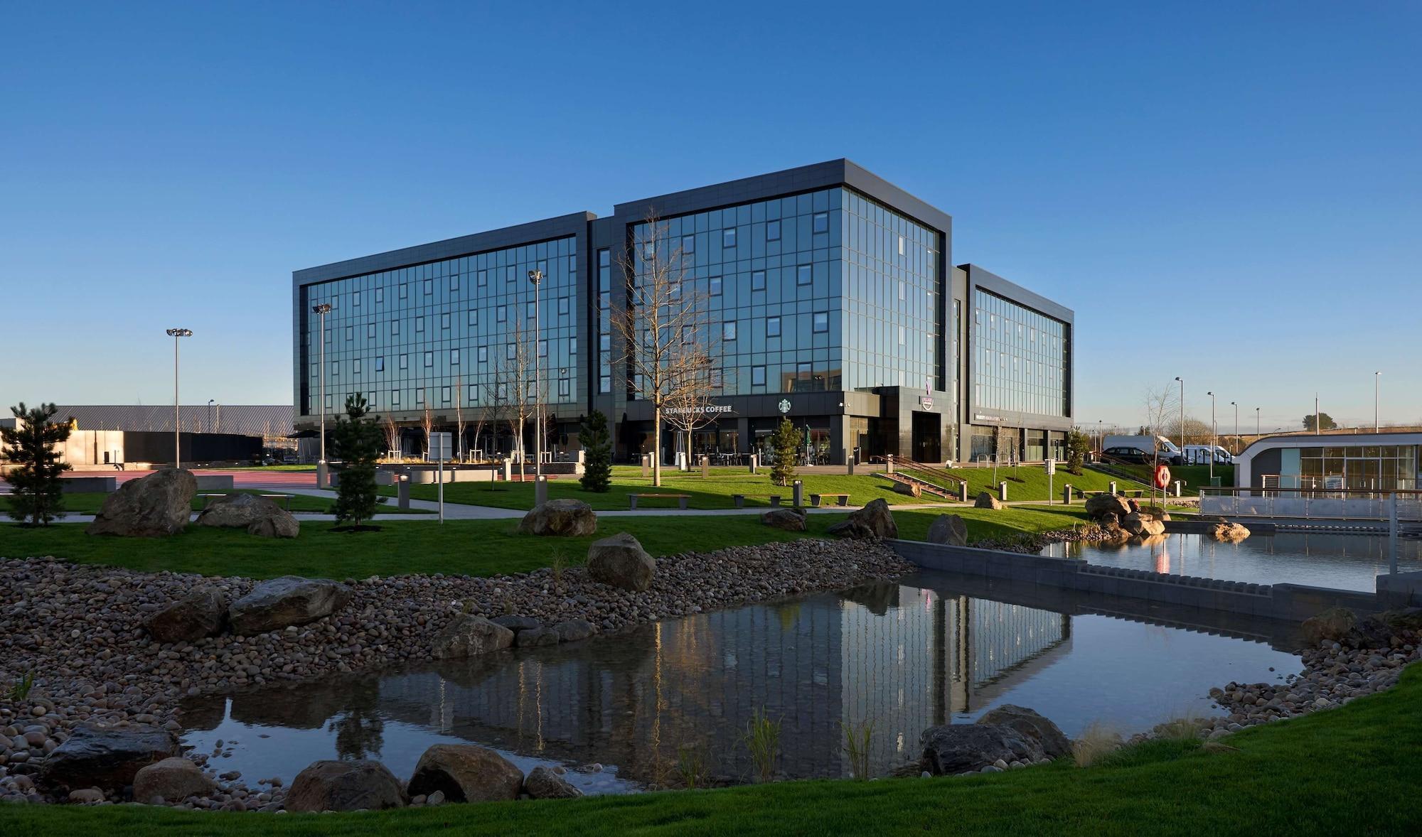 Vista Exterior Village Hotel Aberdeen