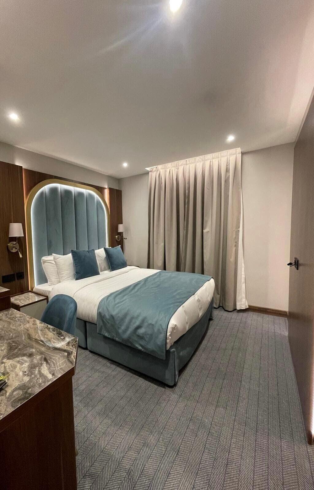Varios St. Mark Hotel