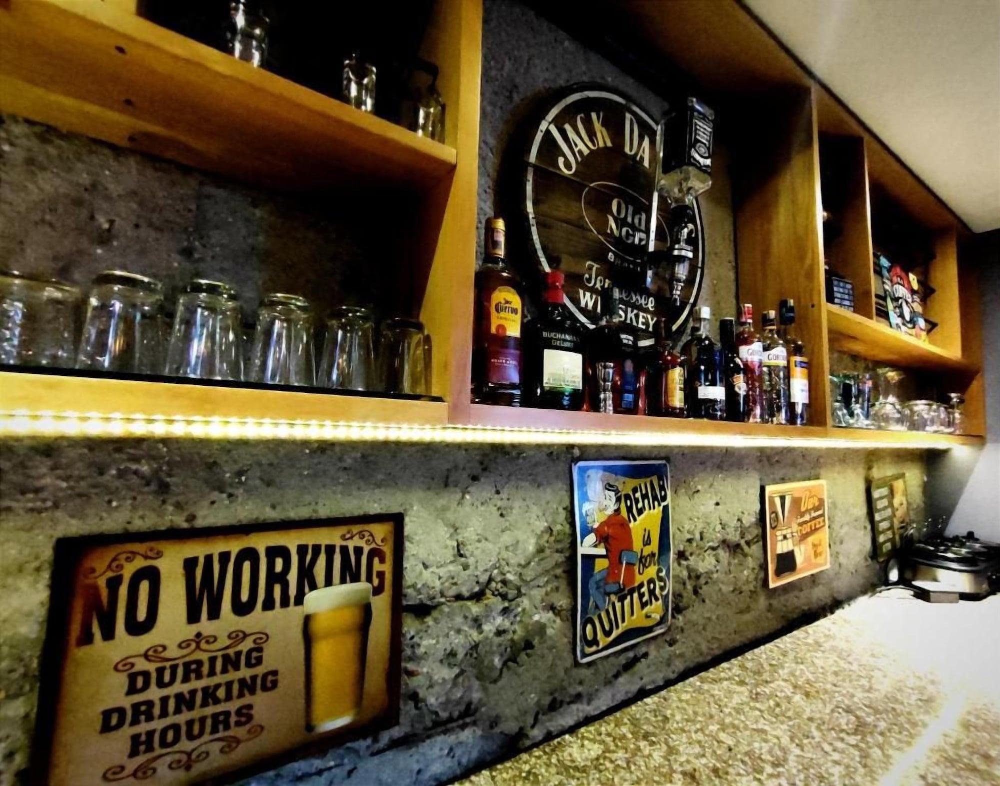 Bar/Salón Mika Suites
