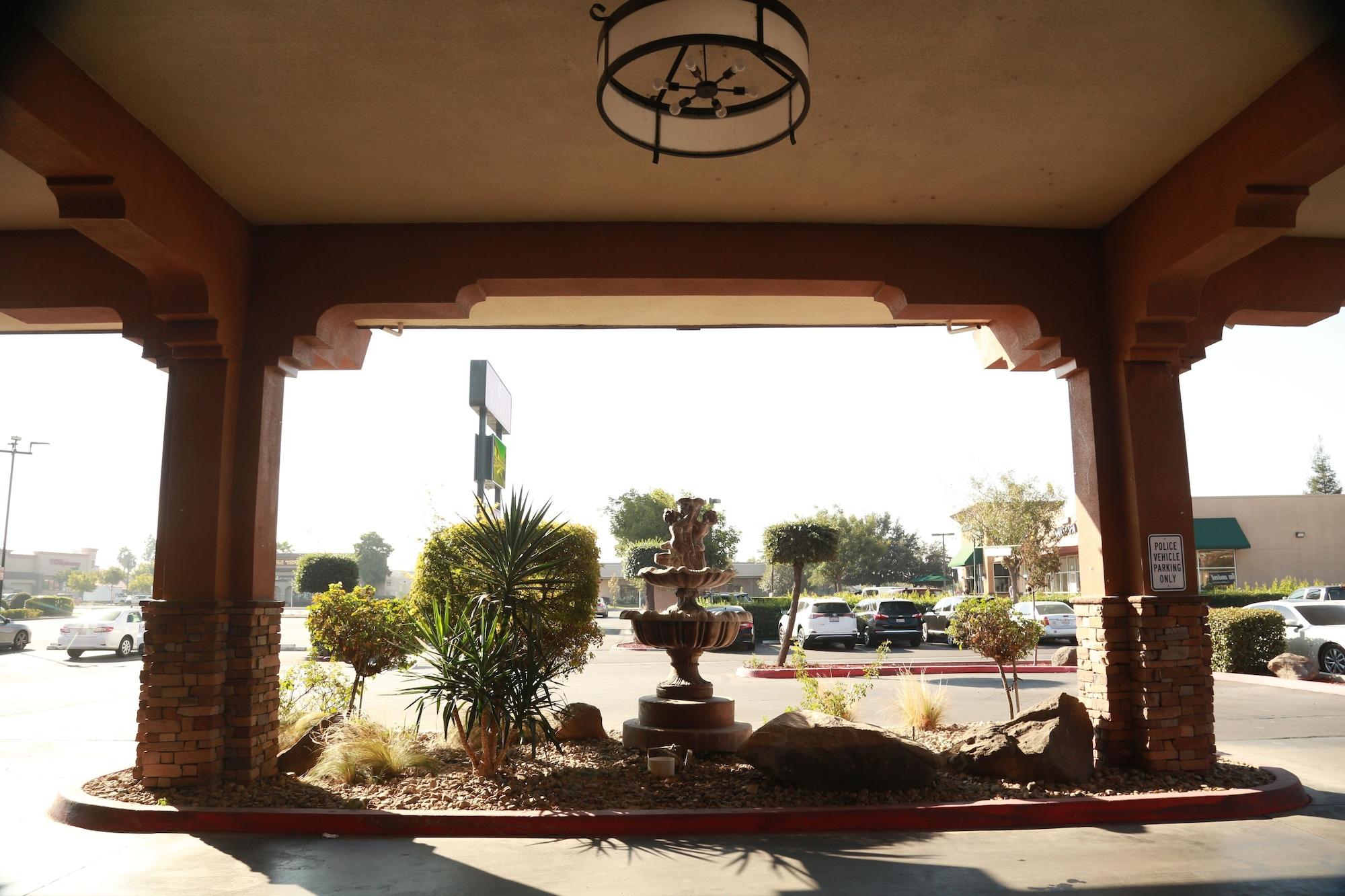 Vista Exterior Ramada by Wyndham Fresno North