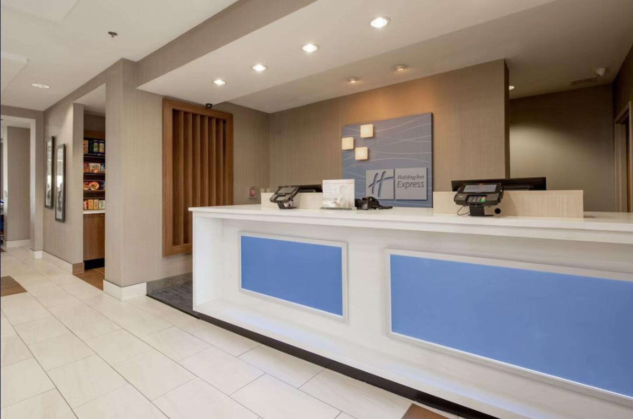 Vista Lobby Holiday Inn Express and Suites Lenoir City Knoxvil