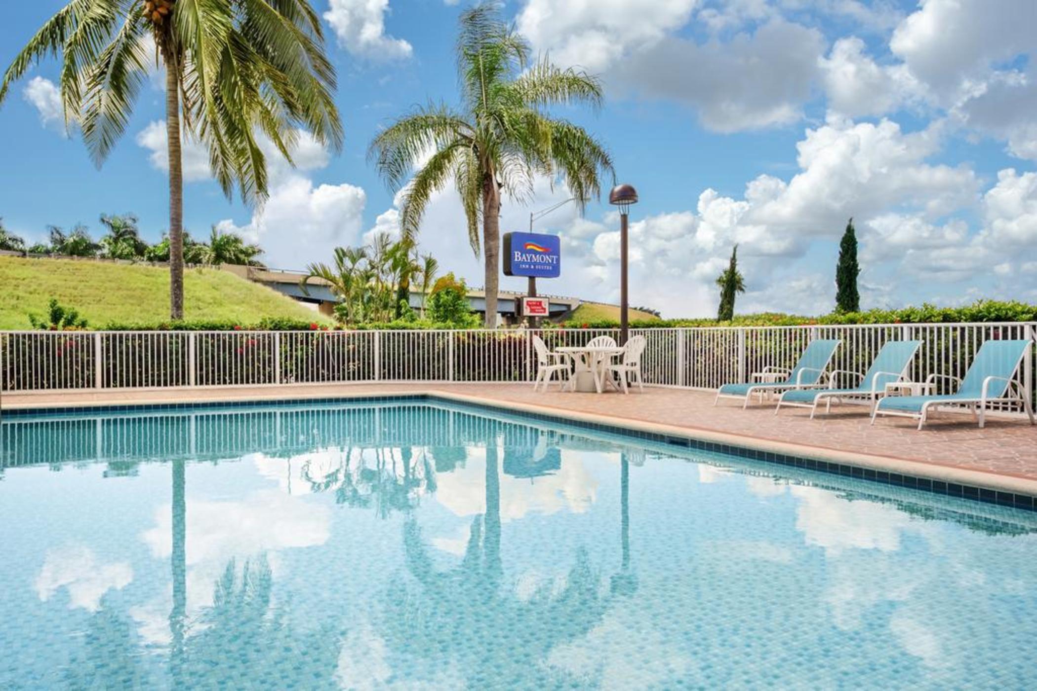 Vista Piscina Belmont Inn & Suites