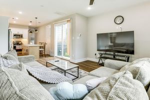 Alquiler Vacacional - Modern Home w/ Private Yard in Northeast H-town!