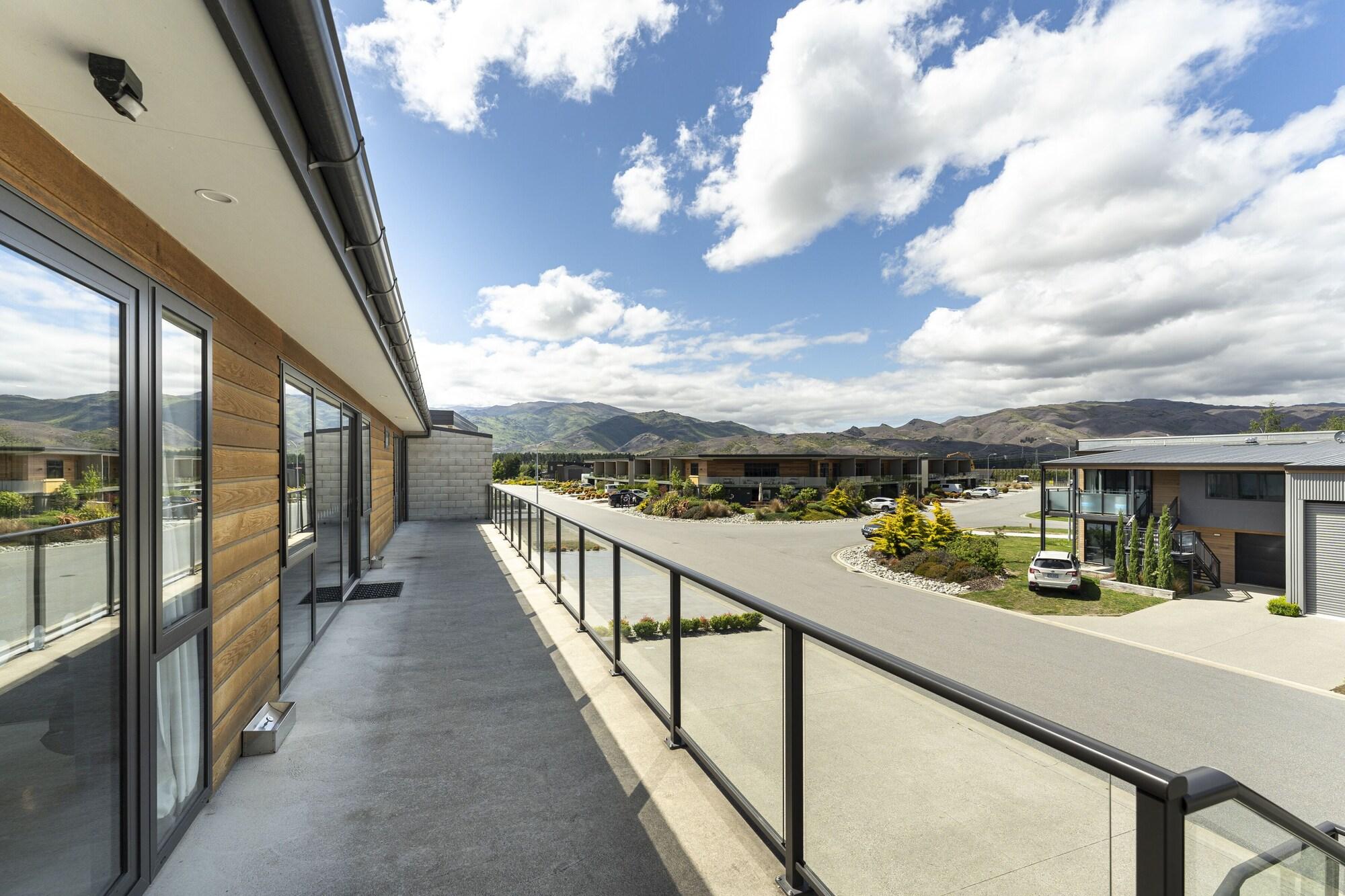 Vista Exterior Falcons Nest