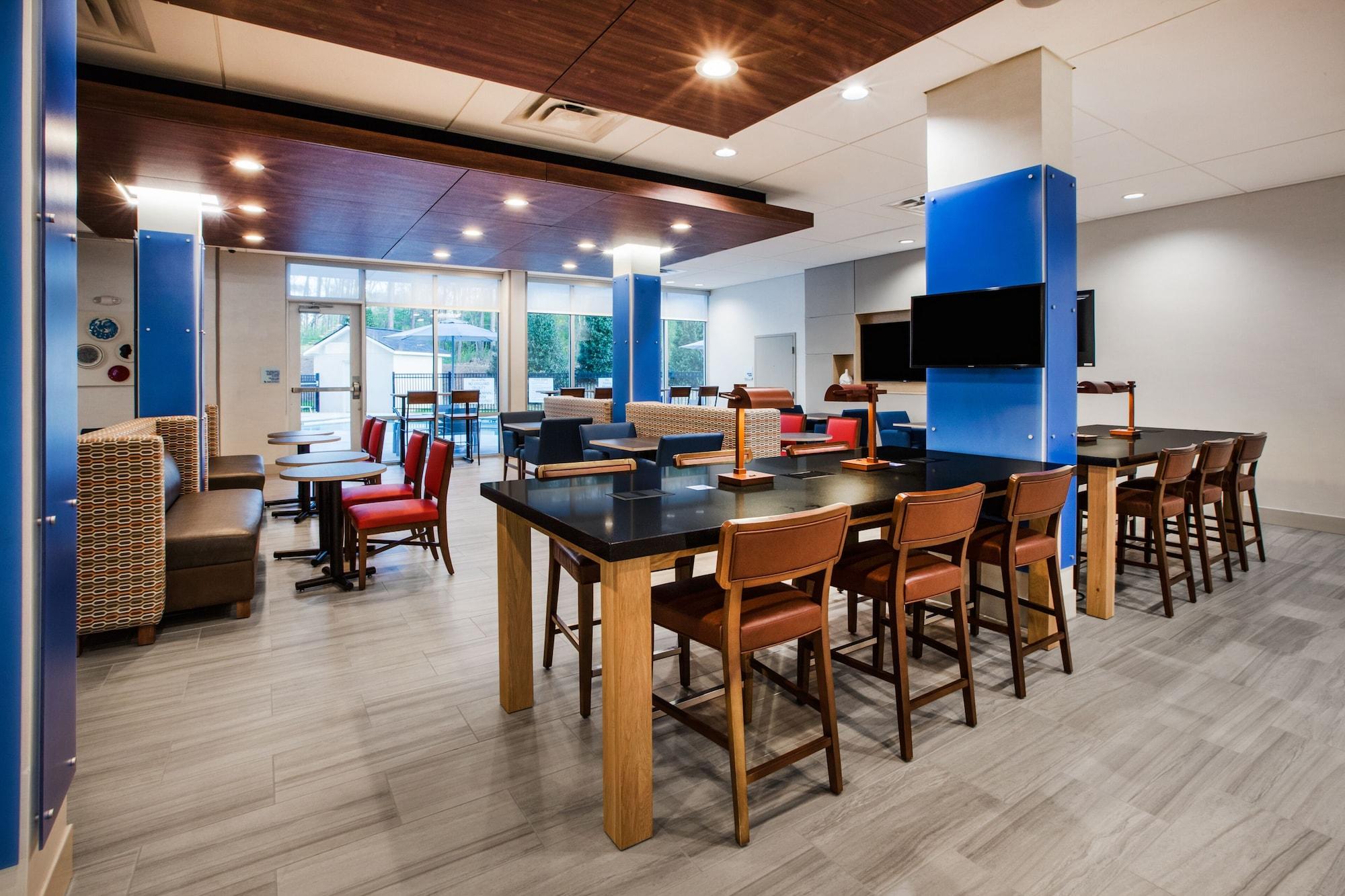 Vista Lobby Holiday Inn Express Hotel & Suites Canton by IHG