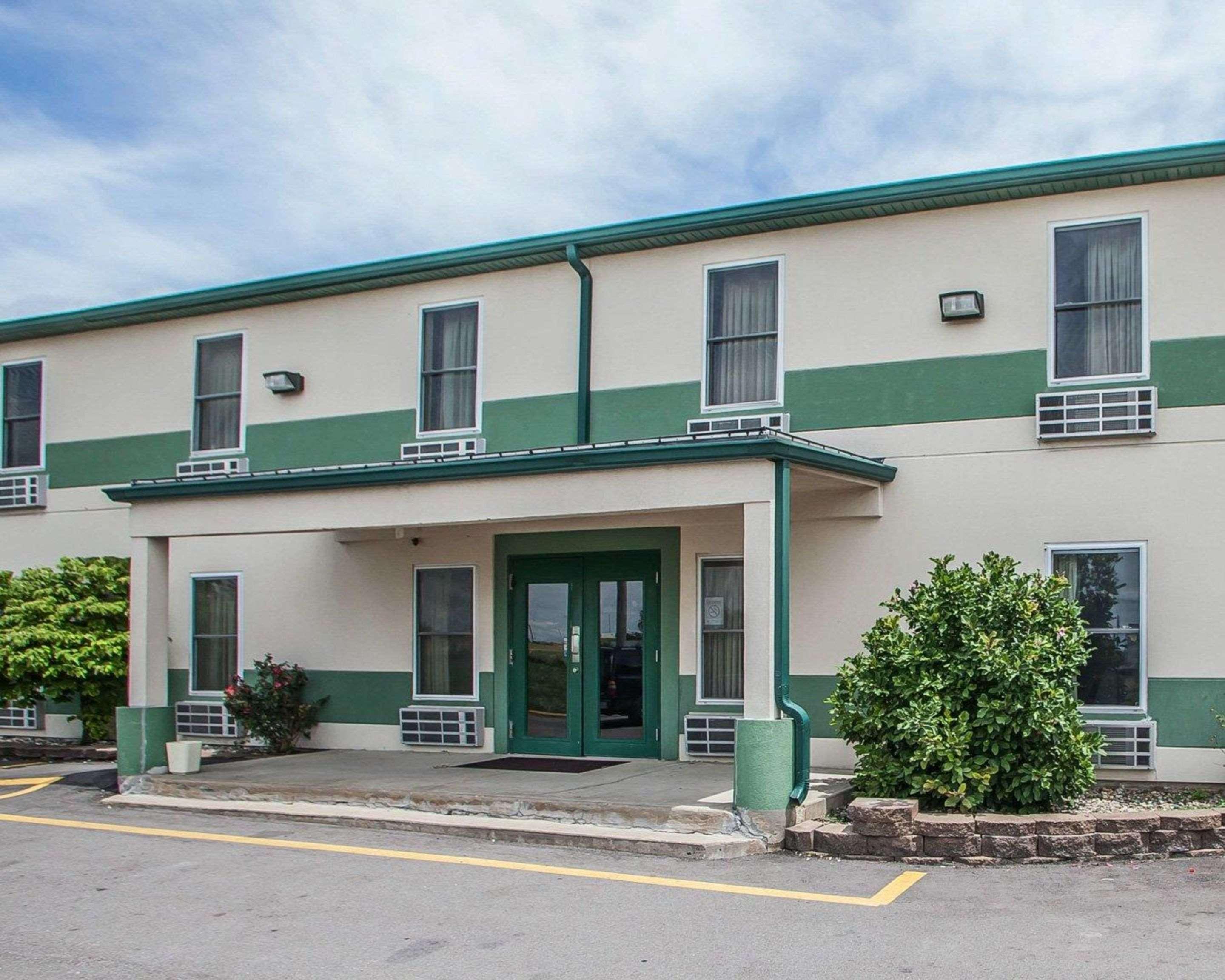 Vista Exterior Econo Lodge  Inn & Suites Granite City