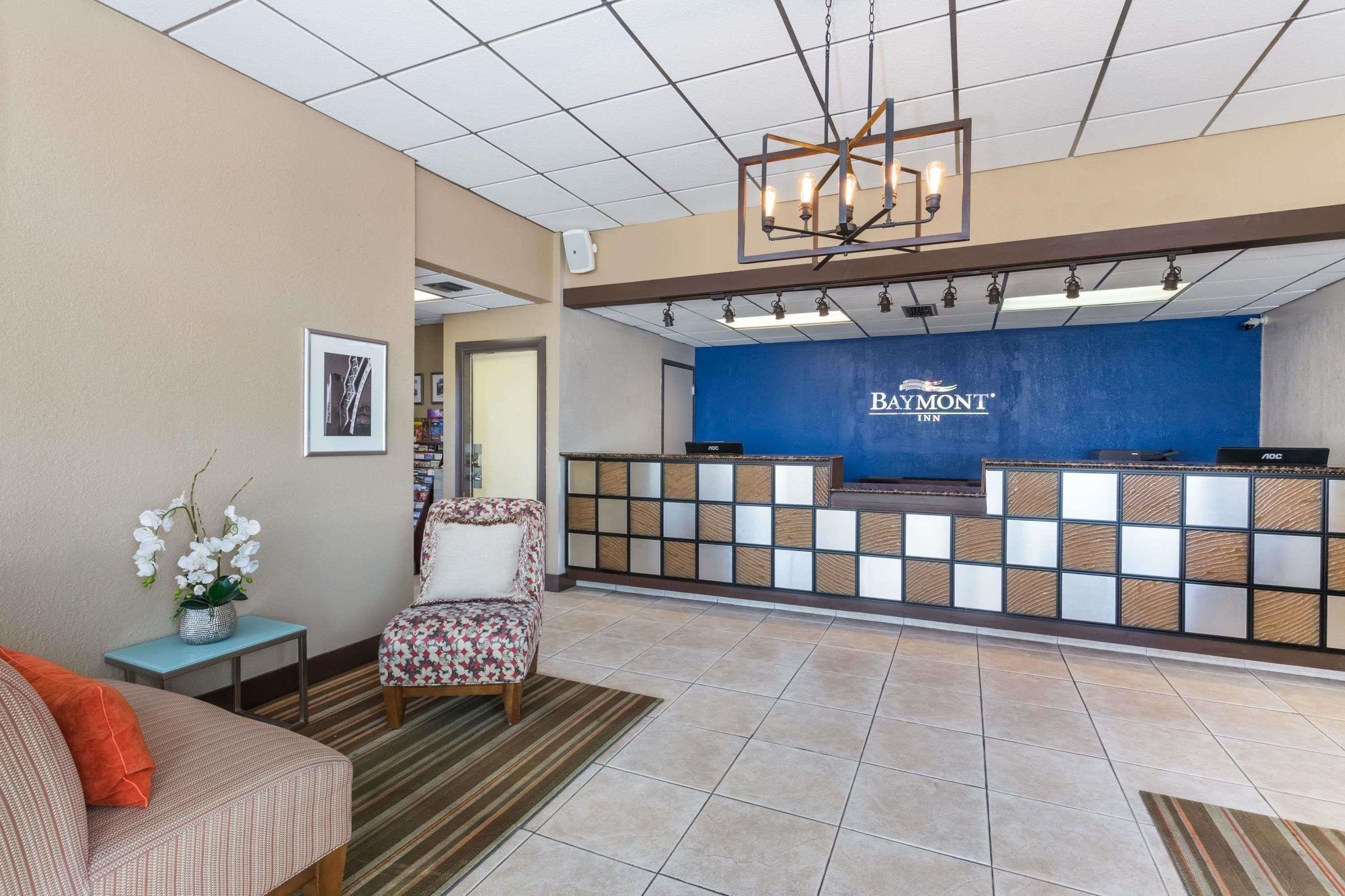 Vista do lobby Baymont Inn & Suites Sarasota