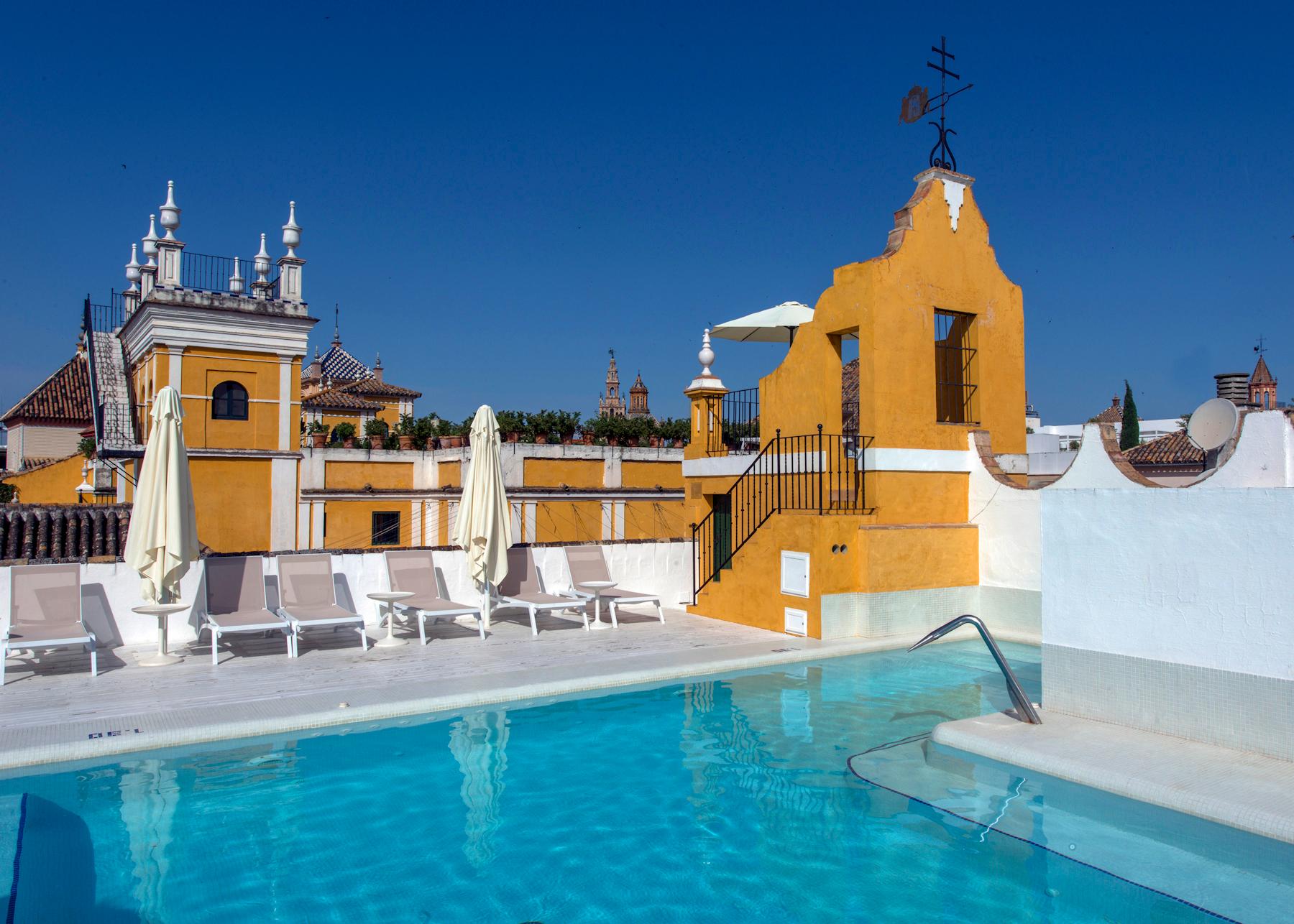 Vista da piscina Las Casas de la Judería, Sevilla Historic City Center