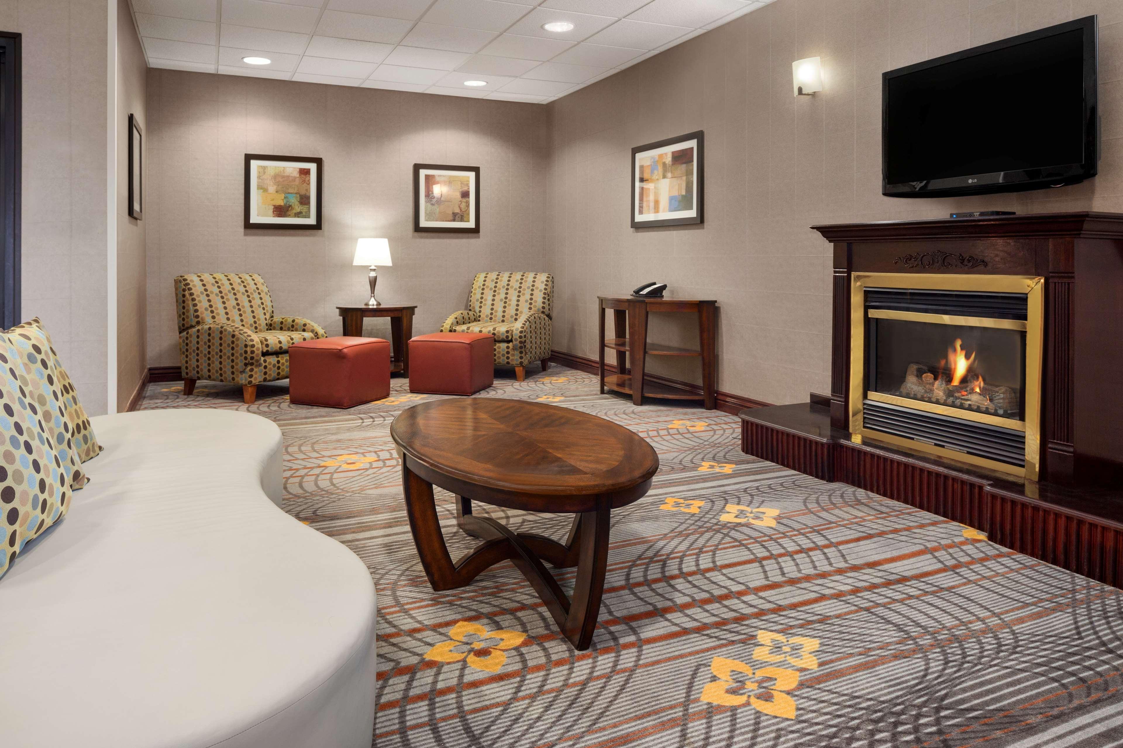Vista Lobby Hampton Inn & Suites Detroit/Sterling Heights