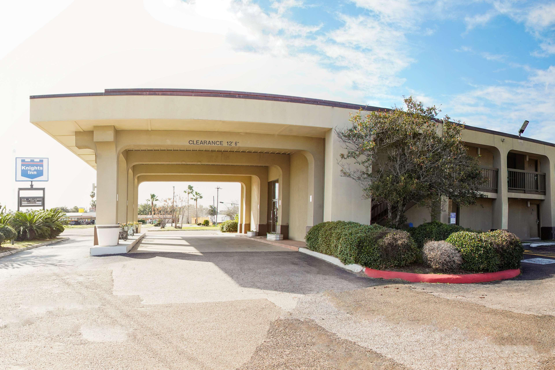 Vista Exterior Days Inn by Wyndham Victoria TX East