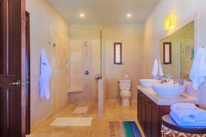 Renta temporal - Casa Gemelos is a Luxurious Oceanfront Vacation Home on the Southern End of Isla