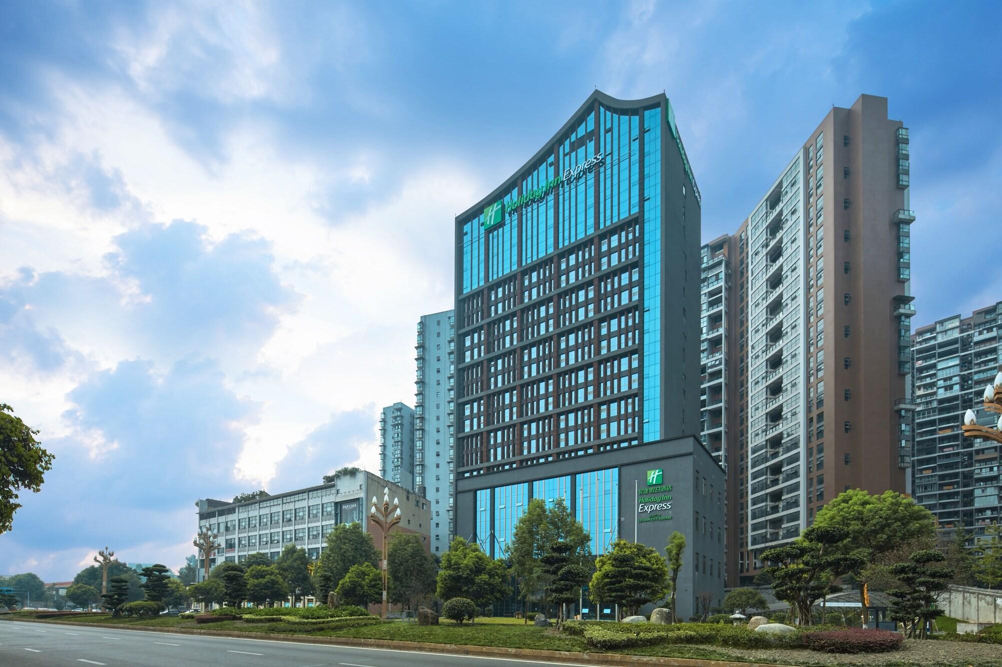 Vista Exterior Holiday Inn Express Leshan City Square by IHG