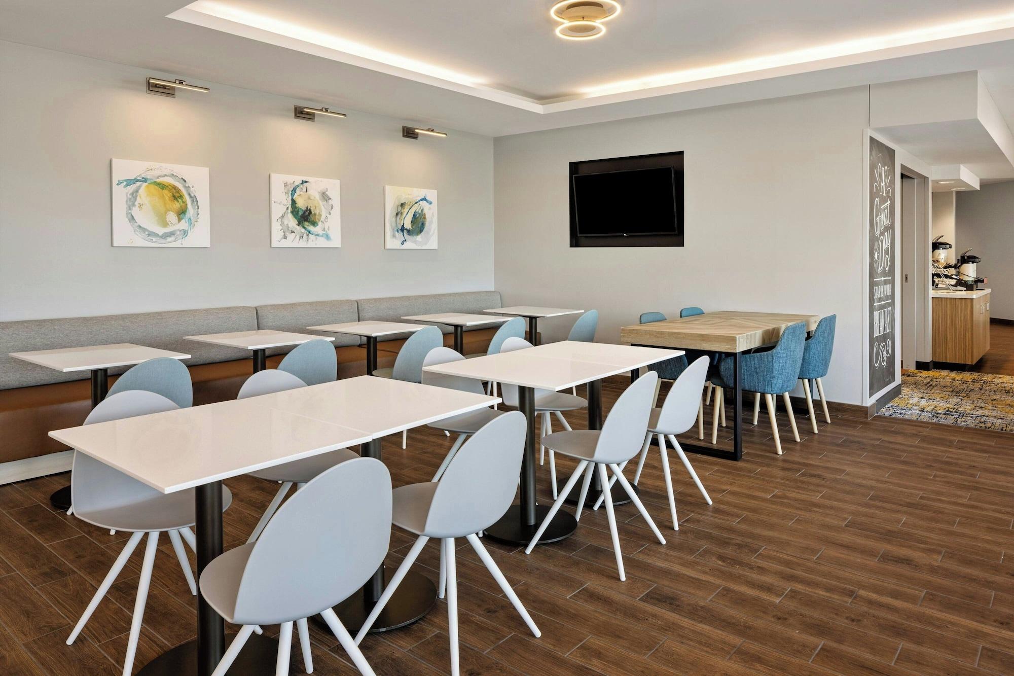 Restaurant TownePlace Suites Minneapolis near Mall of America