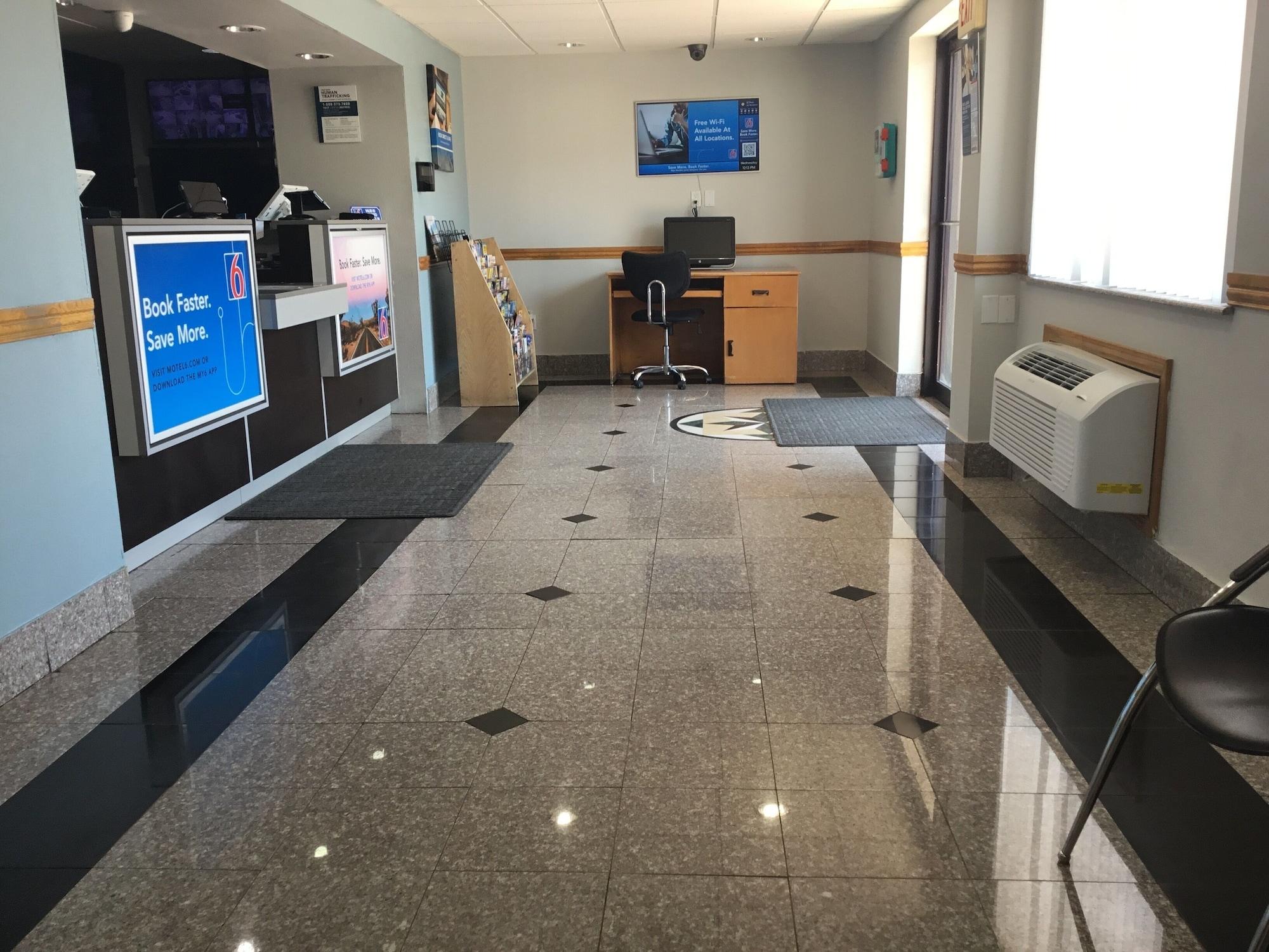 Vista Lobby Motel 6 El Paso, TX - West
