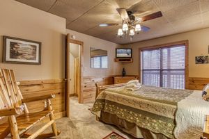 Alquiler Vacacional - ER240 - Smoky Safari Great Location - Close To Town! 2 Bedroom Cabin by RedAwning