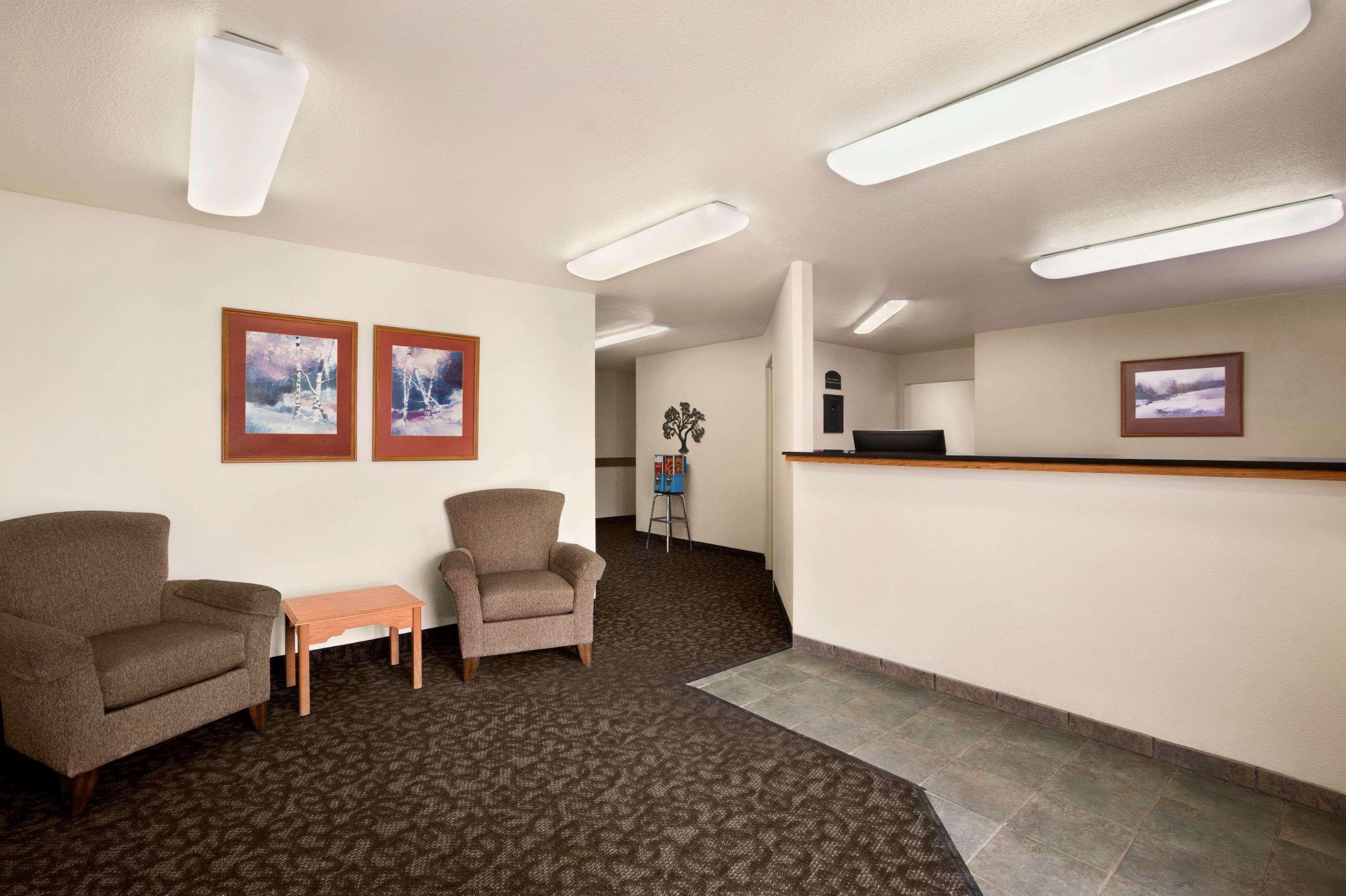 Vista Lobby Travelodge By Wyndham Pecos