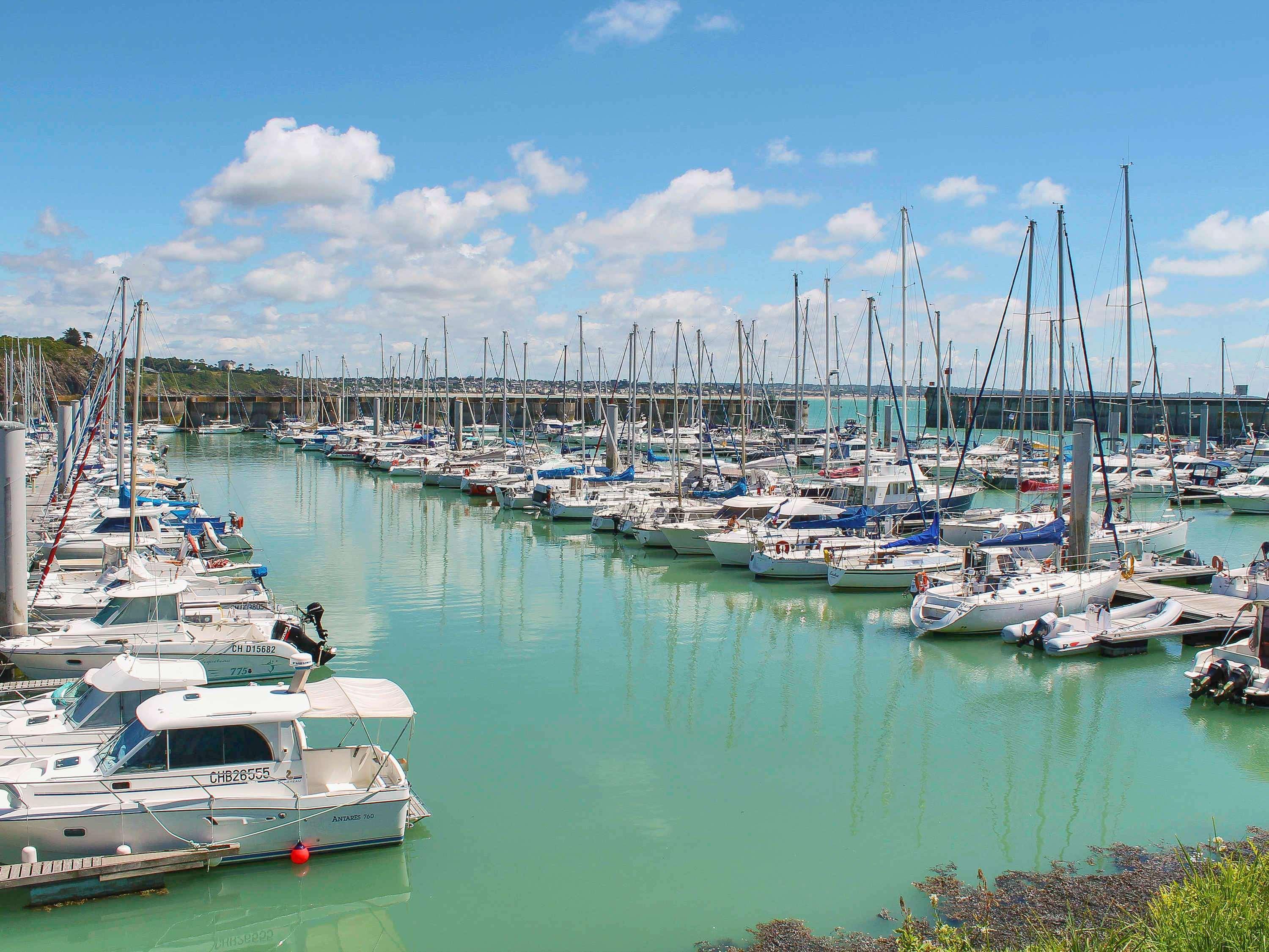 Varios ibis Granville Port de plaisance
