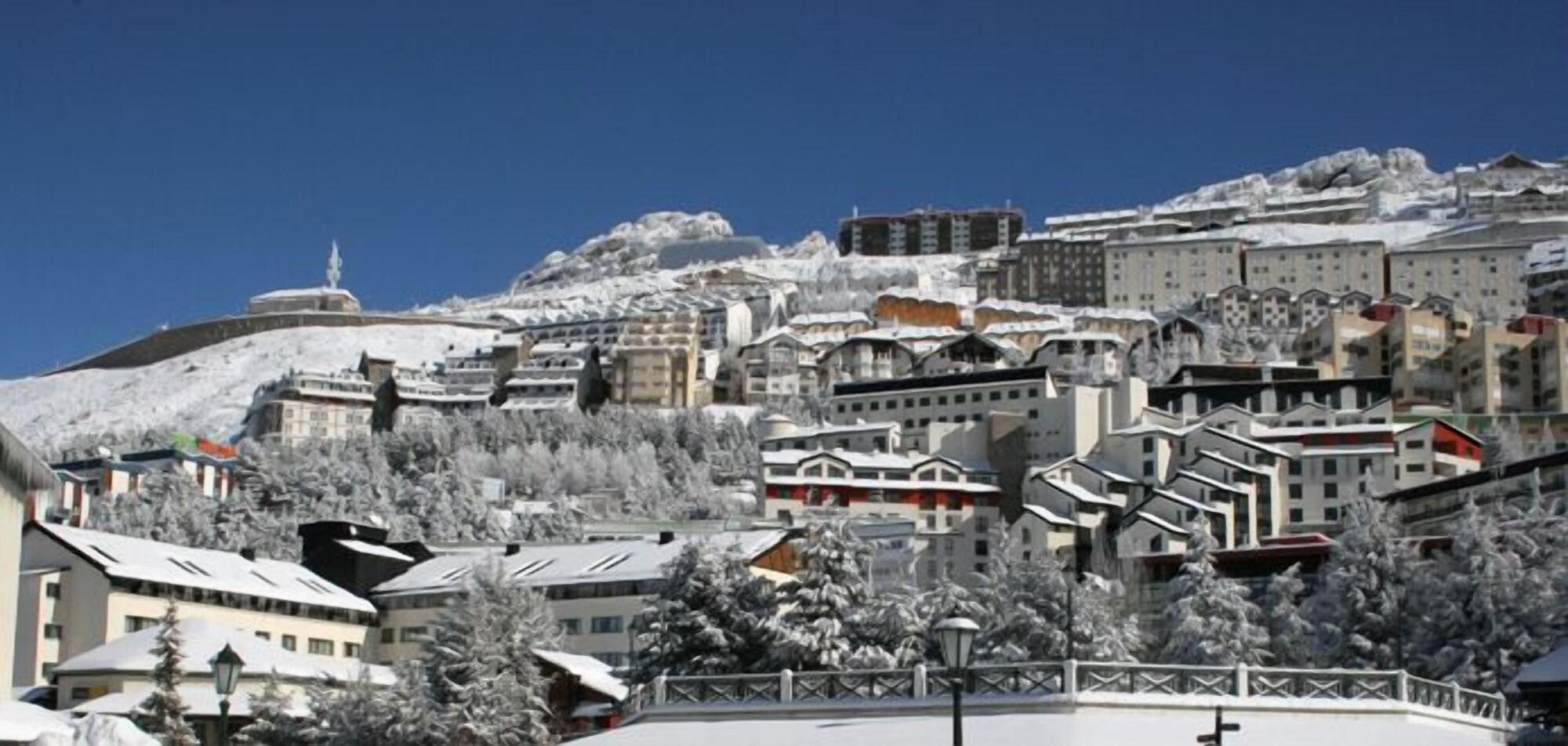 Instalaciones Recreativas Todosierranevada Zona Baja Junto a los Telecabinas