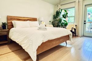 Alquiler Vacacional - Bright Modern Hillside Stay • 3 Min To Downtown • Family & Pet Friendly • HotTub