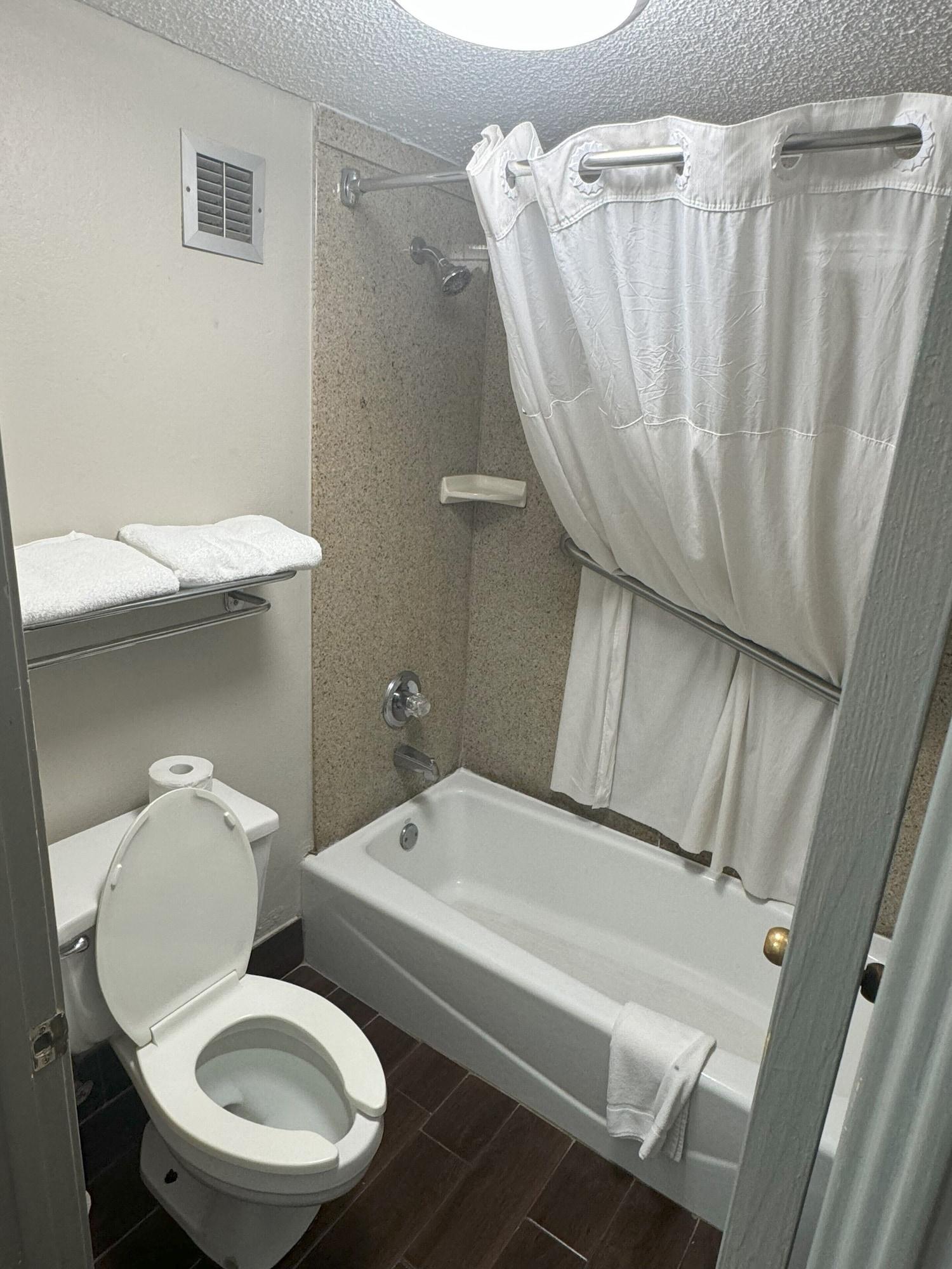 Equipamiento de Habitación Days Inn & Suites by Wyndham Tuscaloosa - Univ. of Alabama