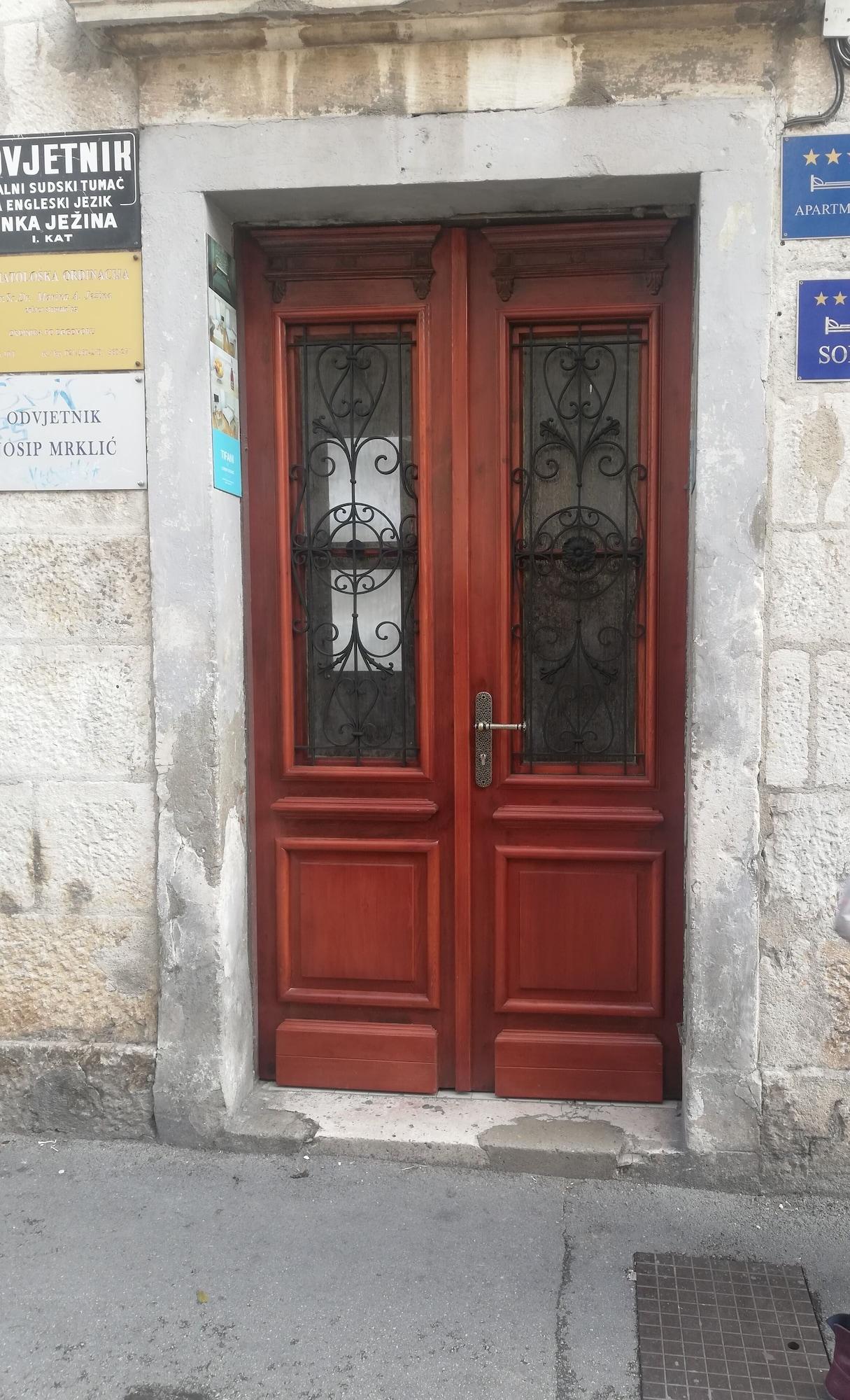 Vista Exterior Tifani Luxury Rooms 2