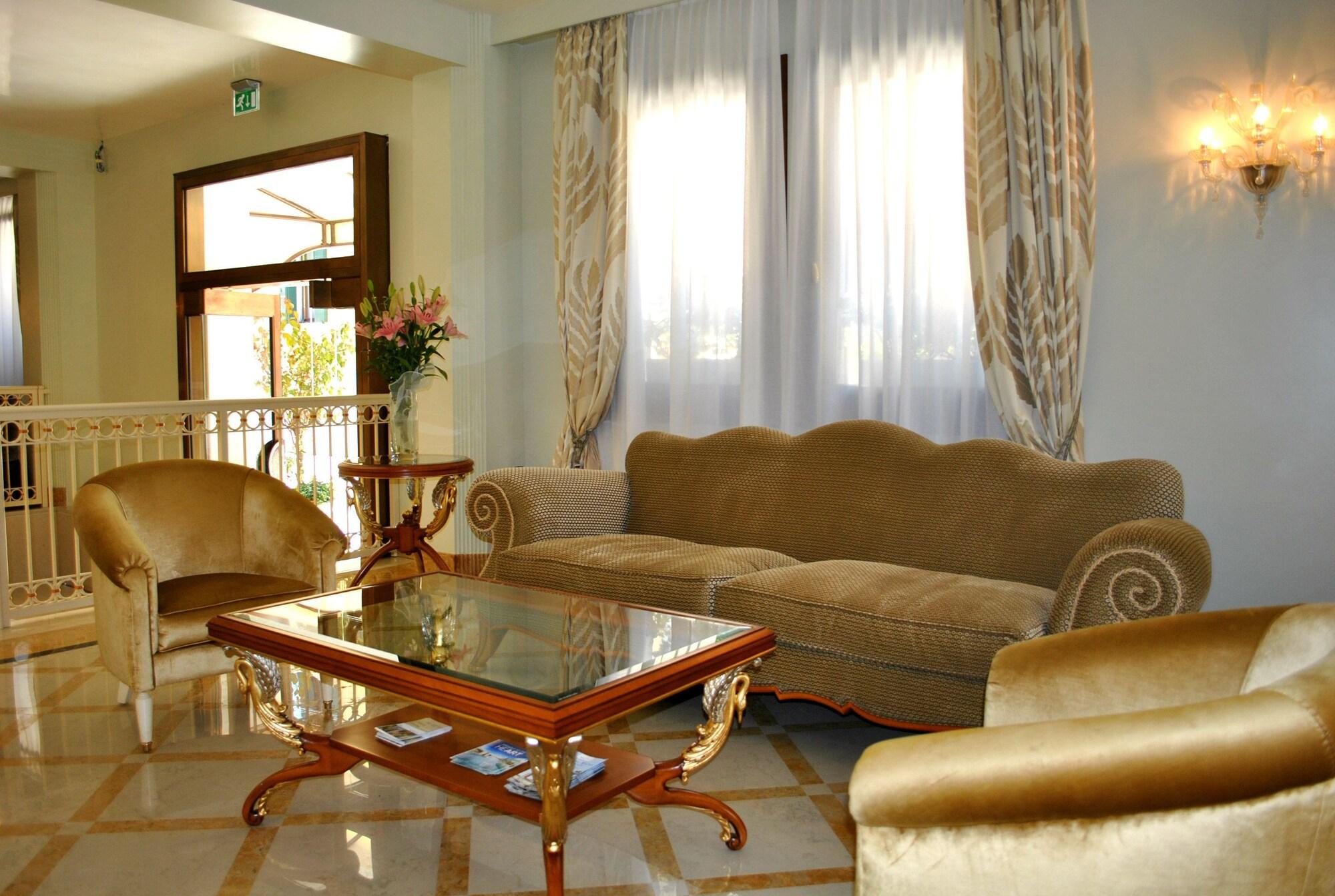 Vista Lobby Carlton Capri Hotel