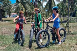 Actividad - Chukka Good Hope Aventure: Recorrido en Bicicleta Eléctrica por el Campo y Tirolesa en la Selva