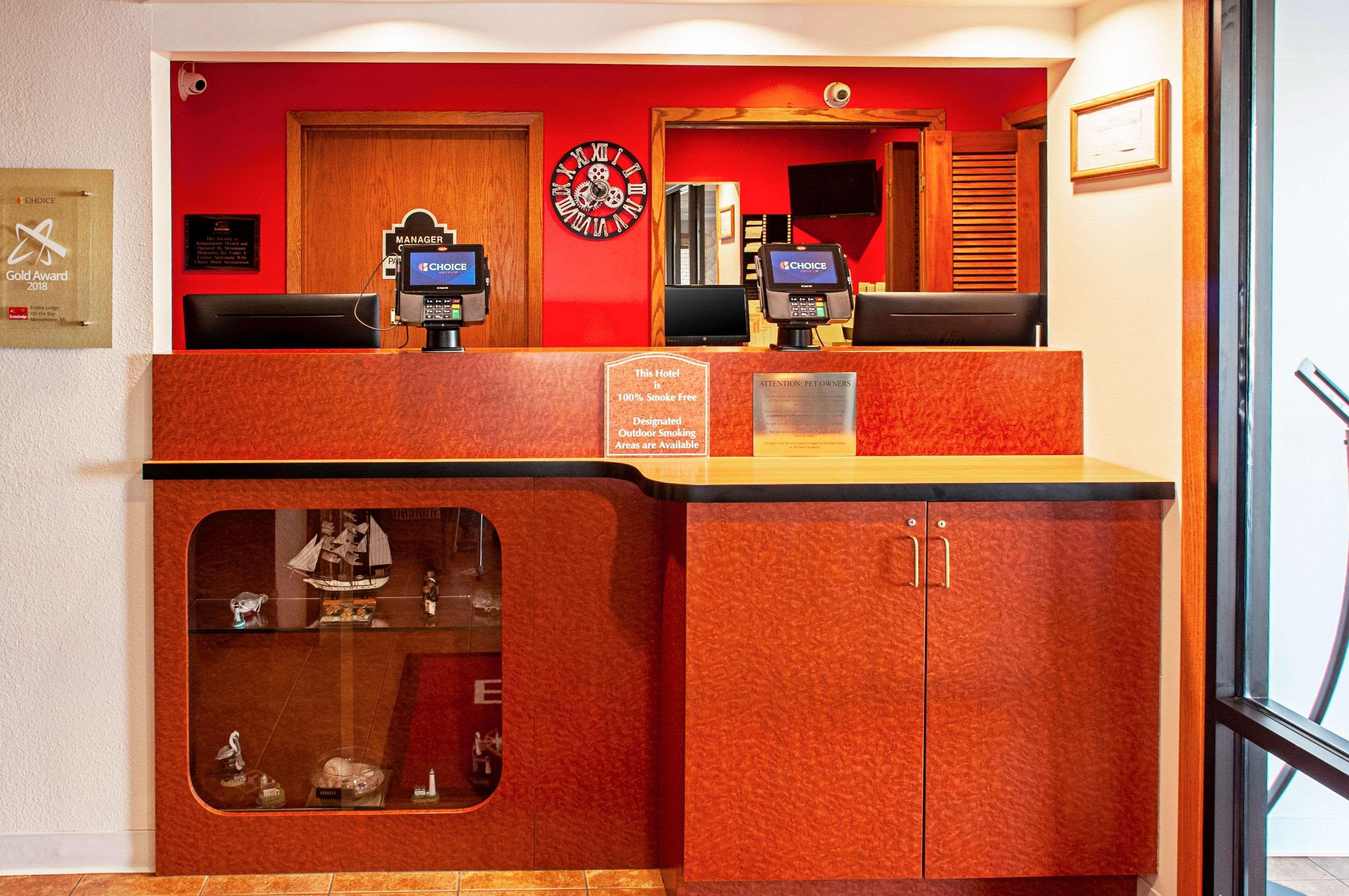 Vista Lobby Econo Lodge on the Bay