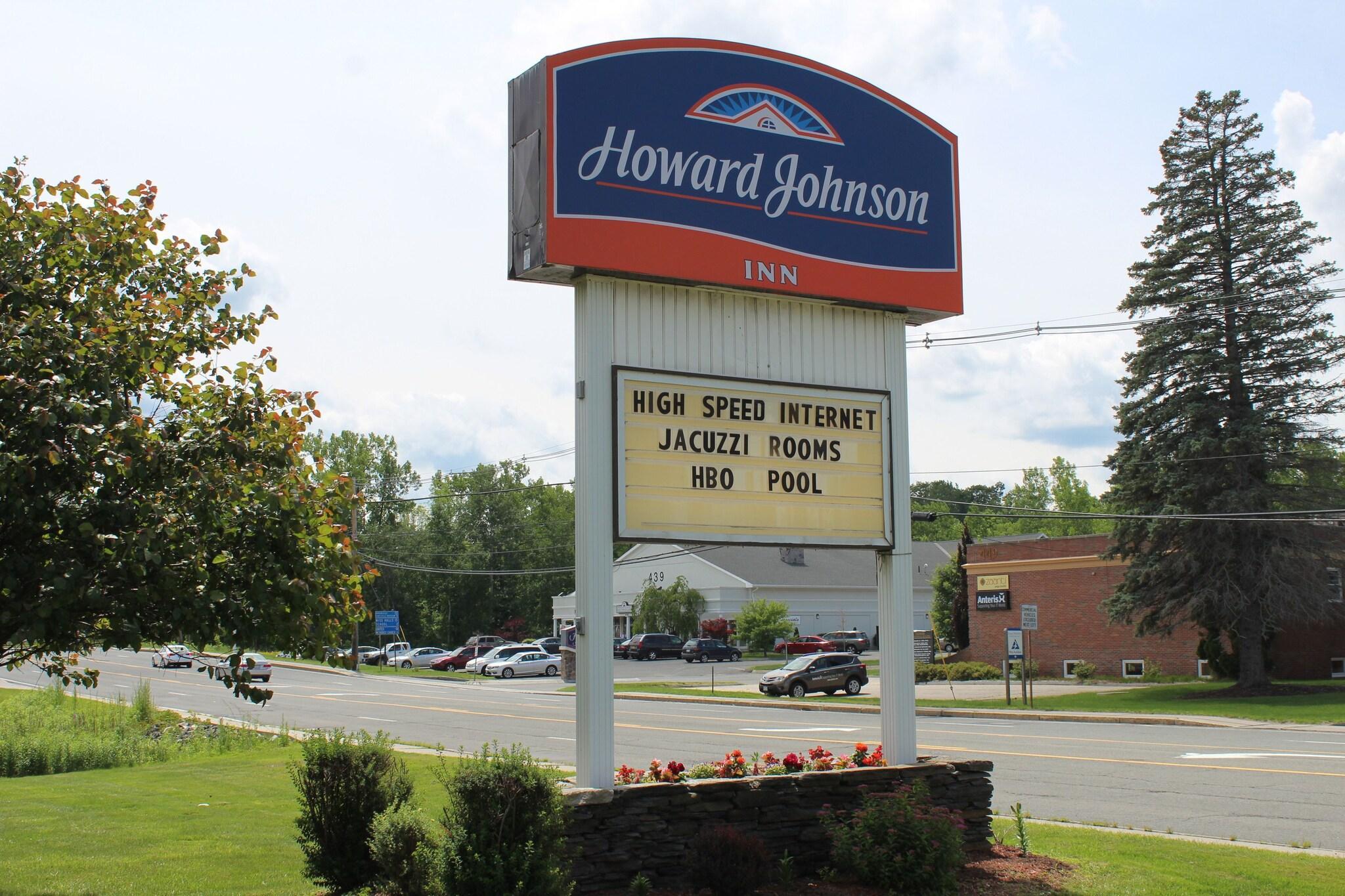 Vista Exterior Howard Johnson by Wyndham Lenox