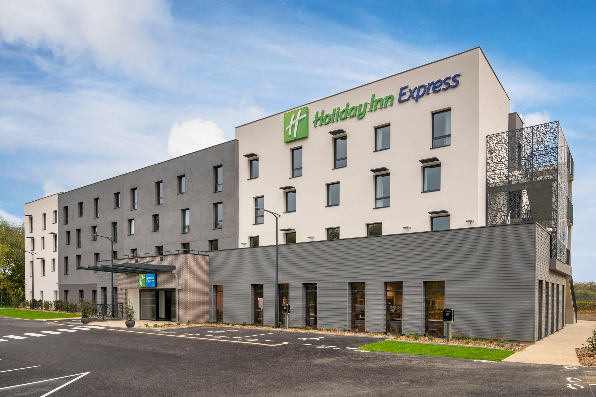 Vista Exterior Holiday Inn Express Marne La Vallee Val D Europe by IHG