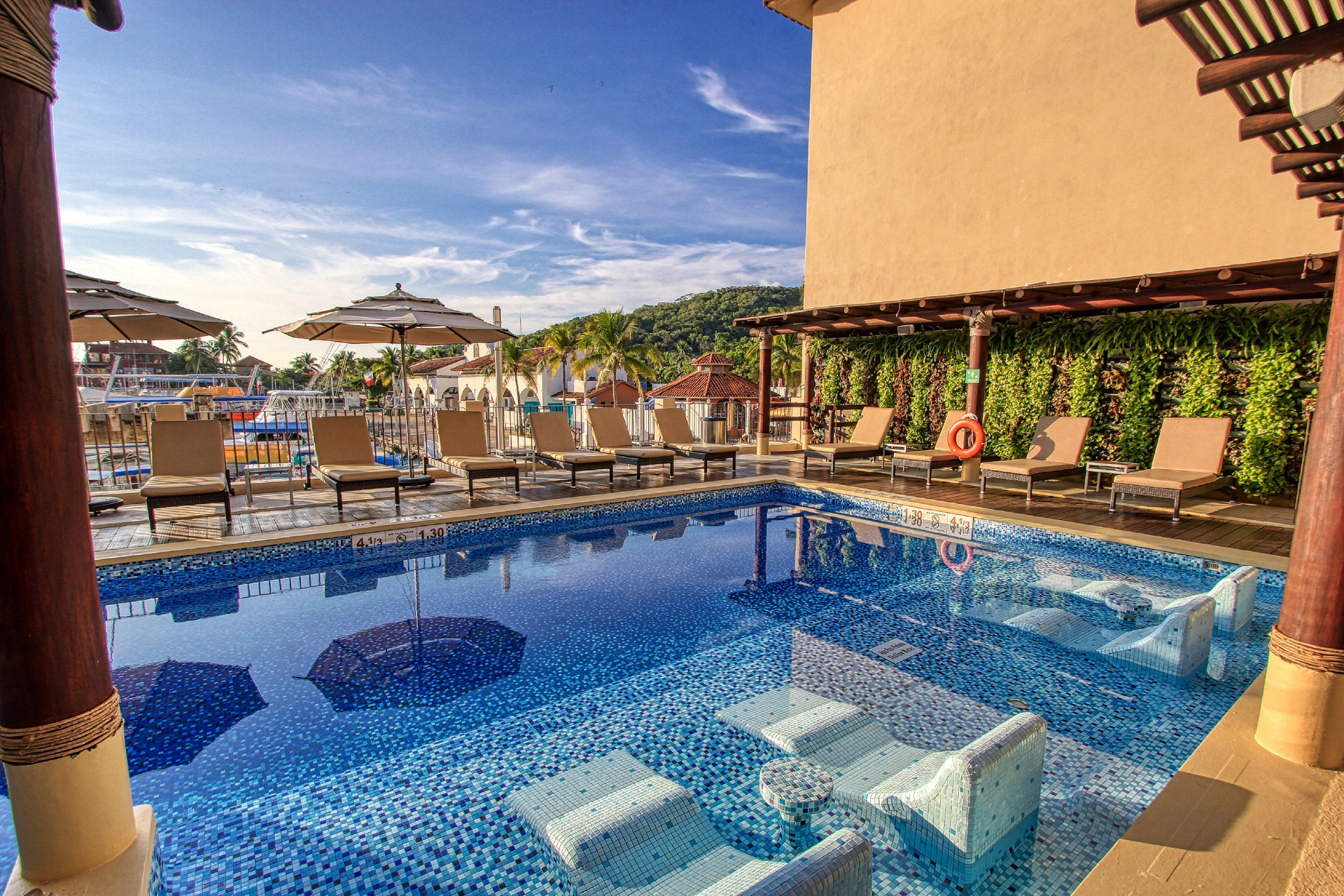 Vista da piscina Holiday Inn Huatulco
