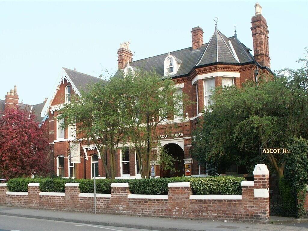 Varios Ascot House
