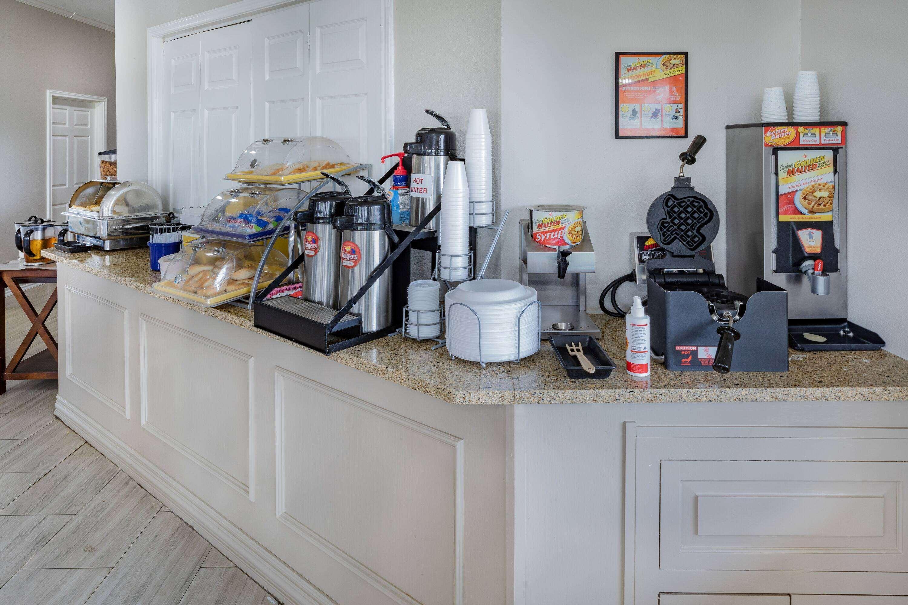 Restaurant Days Inn & Suites by Wyndham Huntsville