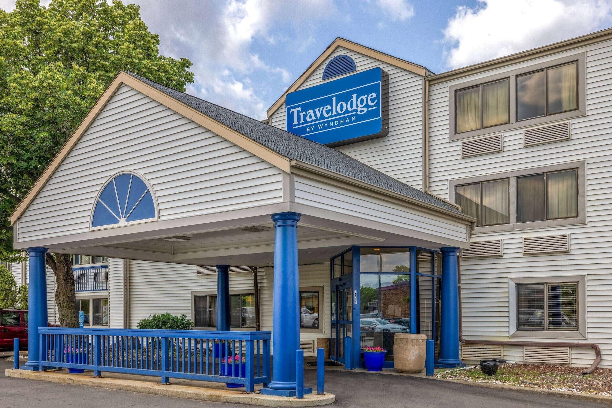 Vista Exterior Travelodge by Wyndham Brooklyn Center