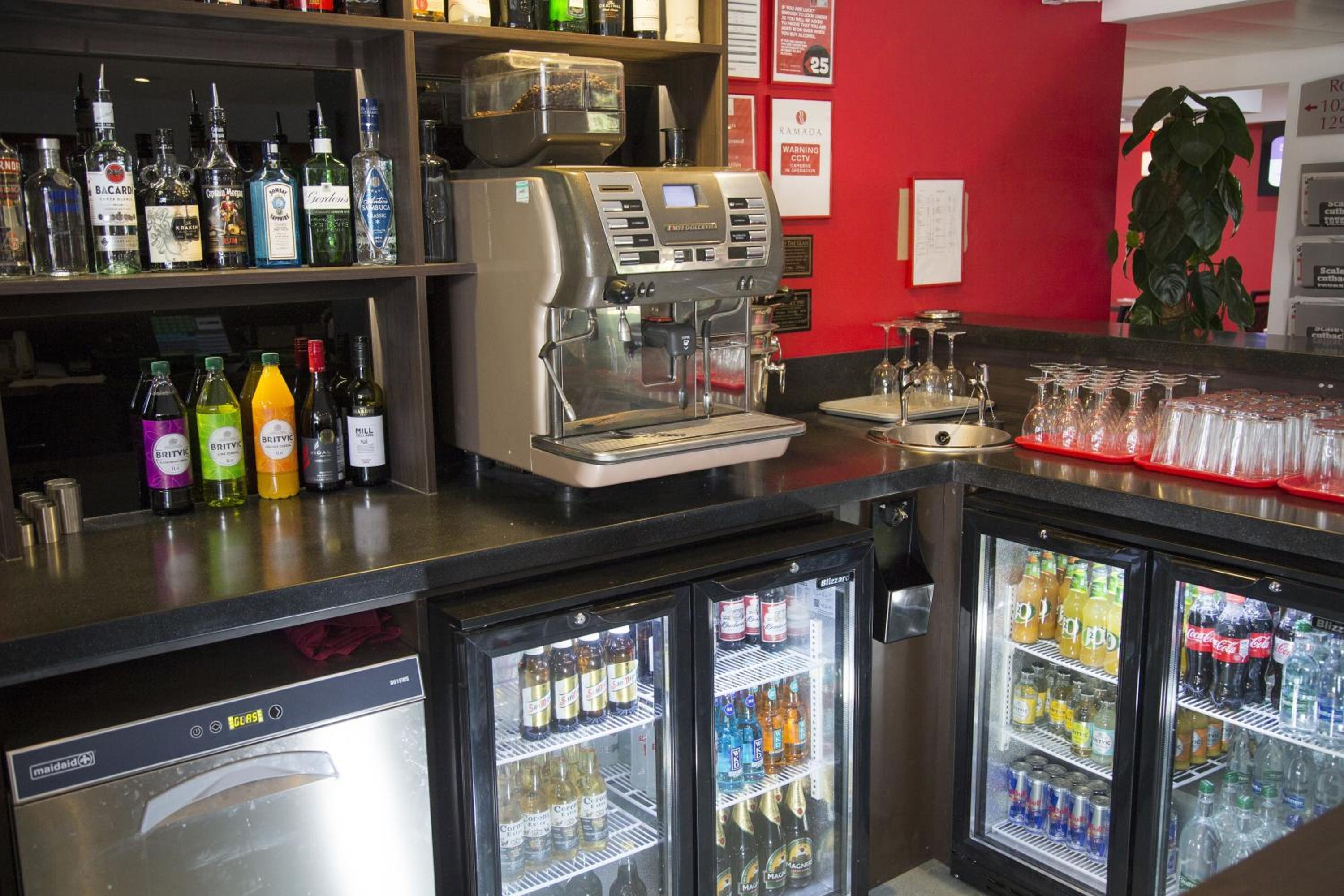 Bar/Salón Ramada by Wyndham Cambridge