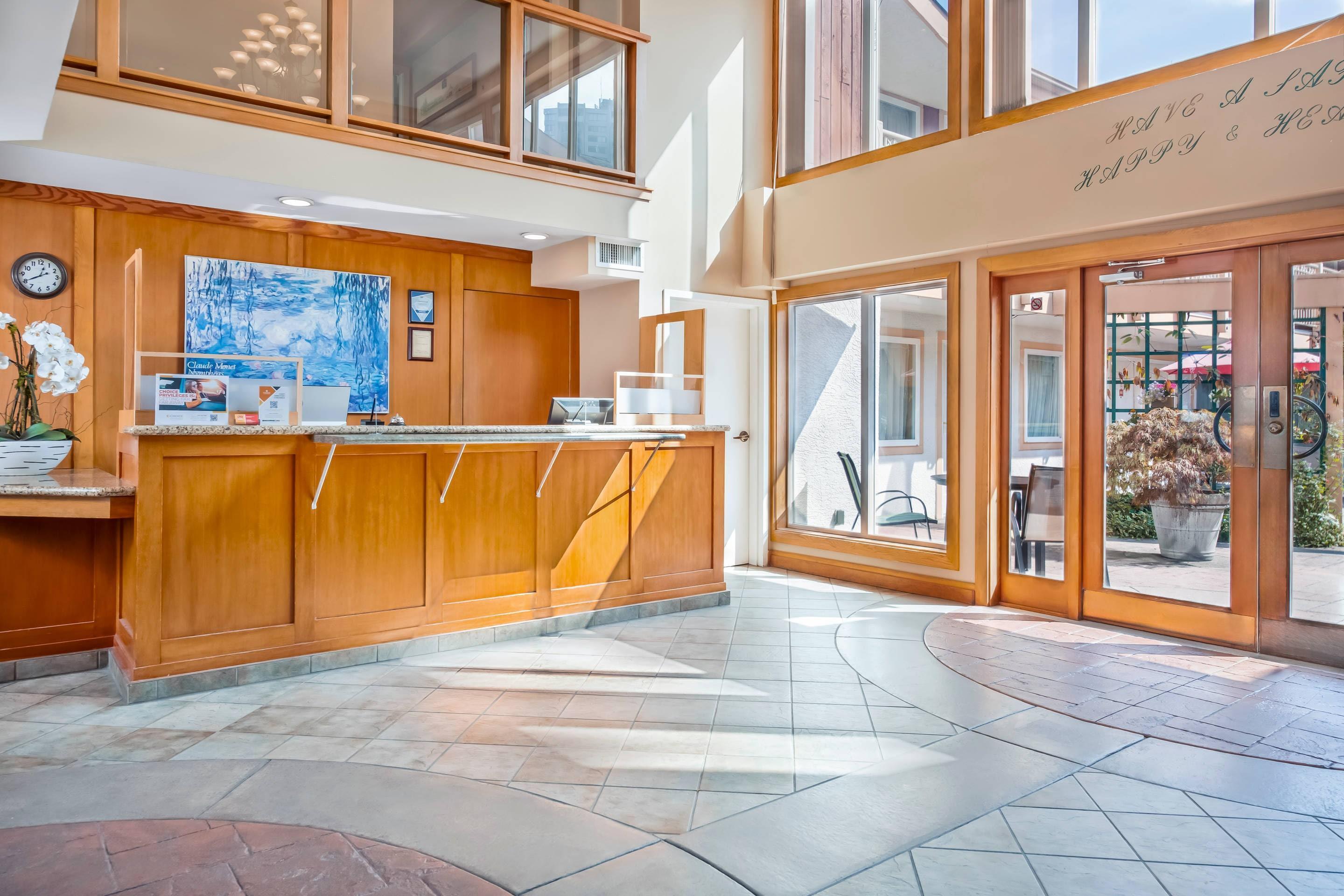 Vista Lobby Econo Lodge Inn & Suites N. Vancouver