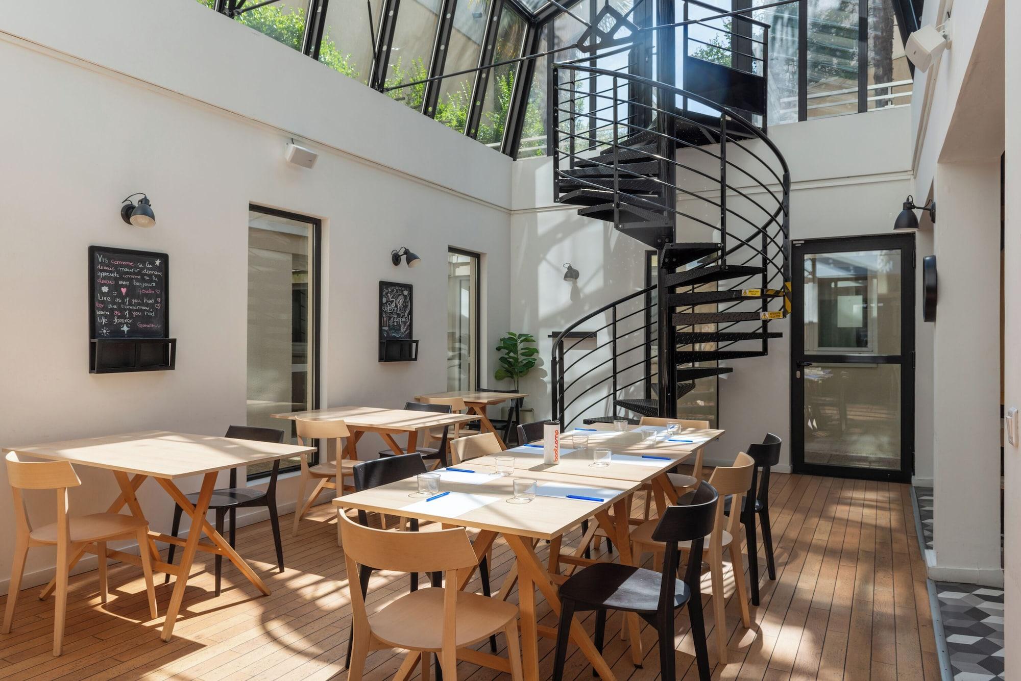 Sala de Reuniones Hôtel Bootcamp