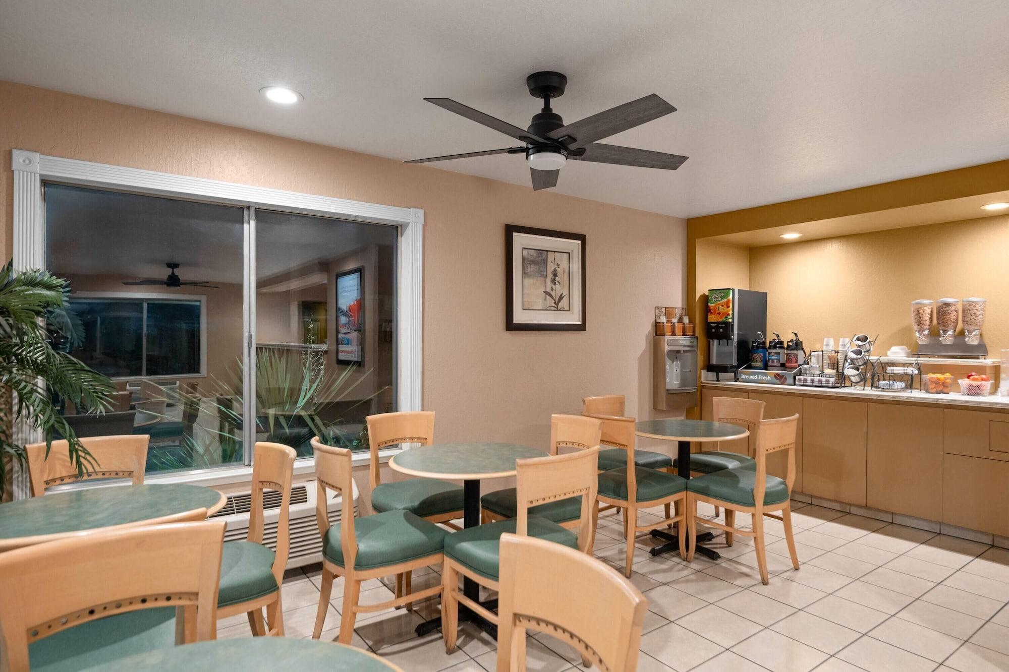 Restaurant Howard Johnson by Wyndham Modesto Ceres