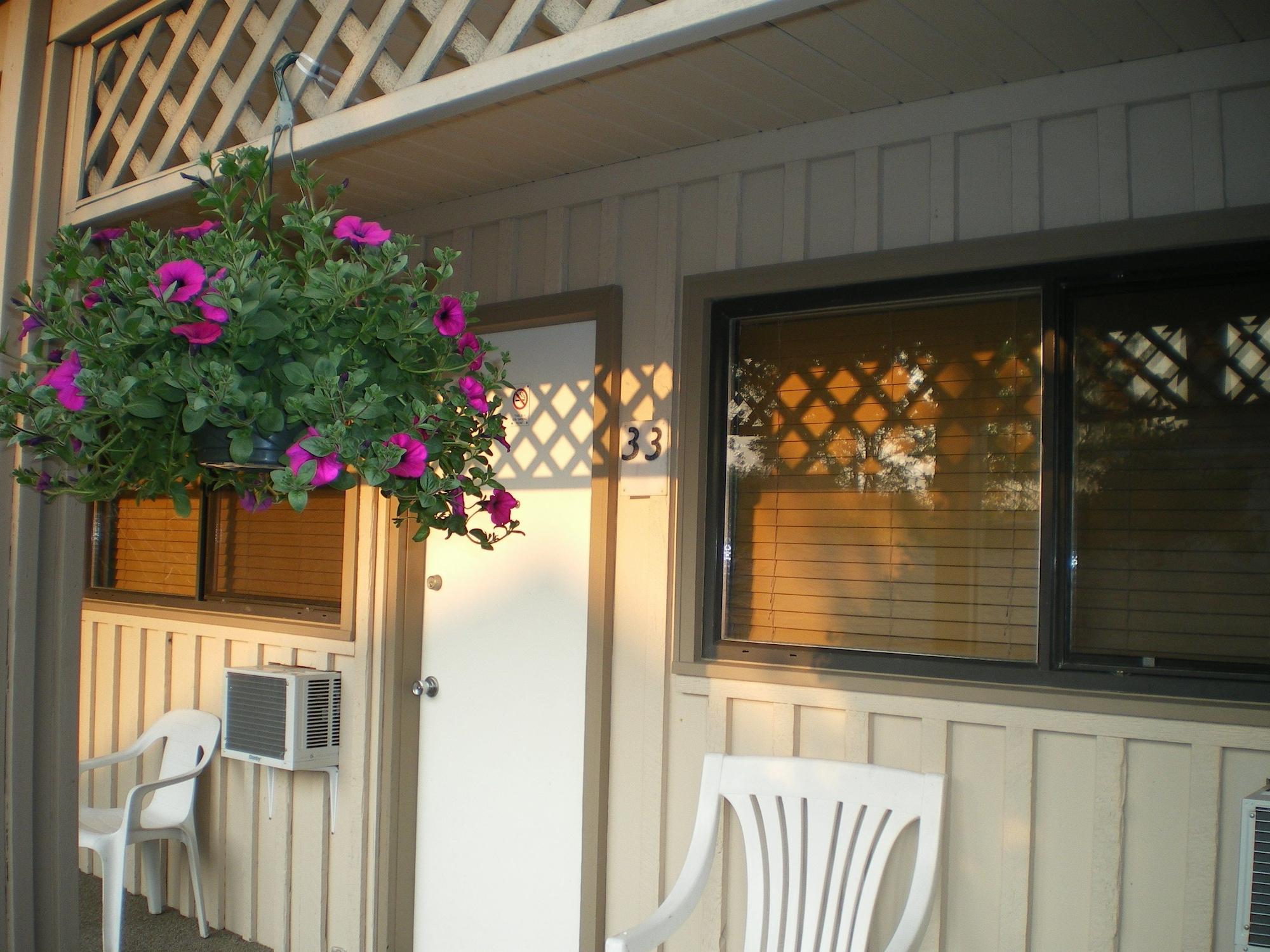 Vista Exterior Campbell River Lodge by Riverside