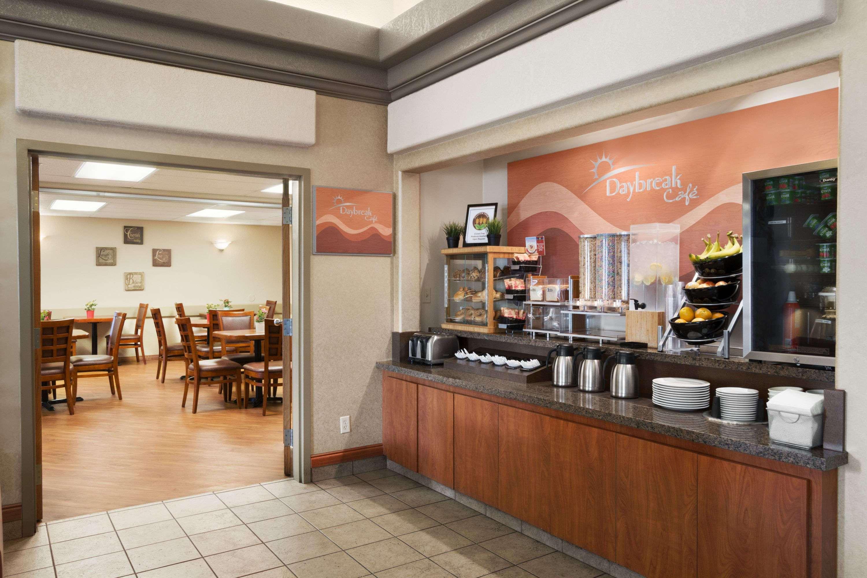 Restaurant Days Inn by Wyndham Calgary Airport