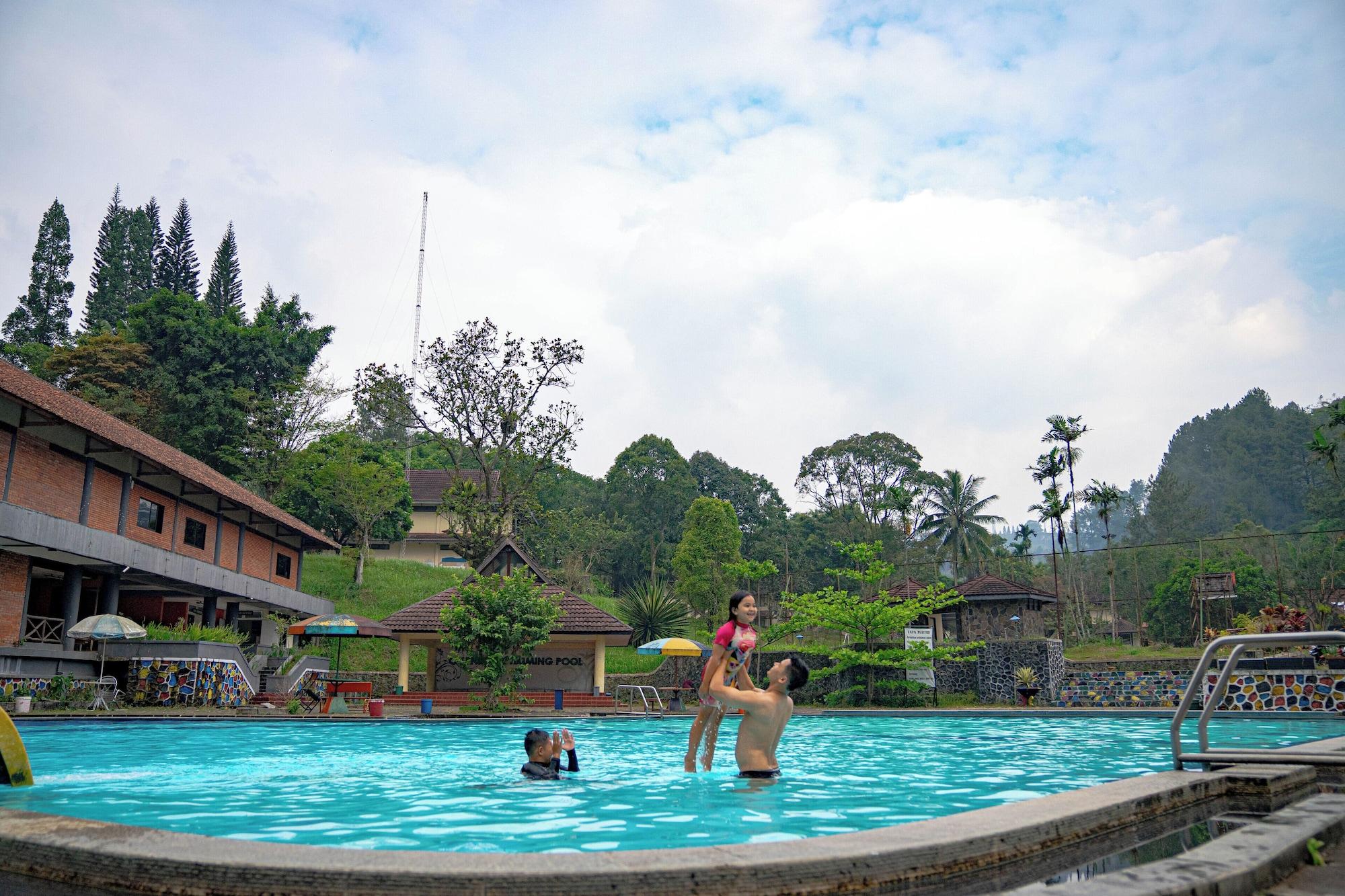 Vista Piscina Grand Cempaka Resort Hotel