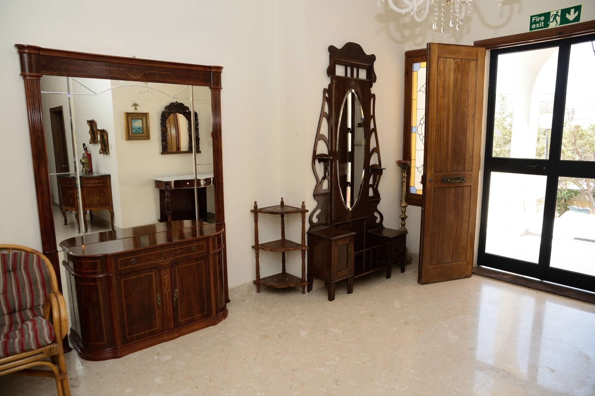 Vista Lobby White Star