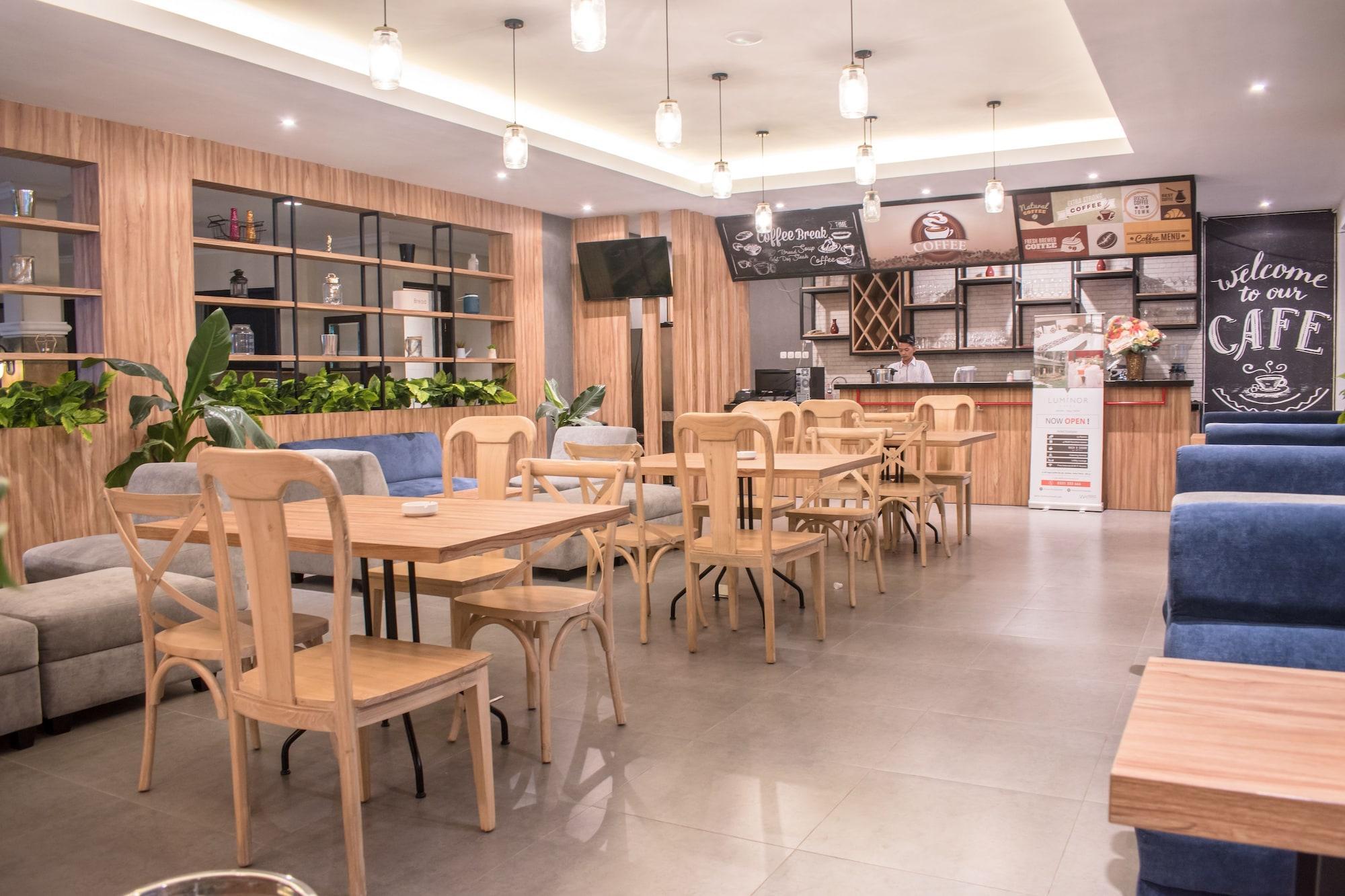 Bar/Salón Luminor Hotel Jember by WH